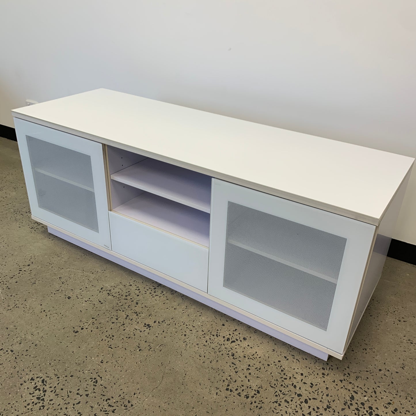 Rvm Titan Entertainment Unit White