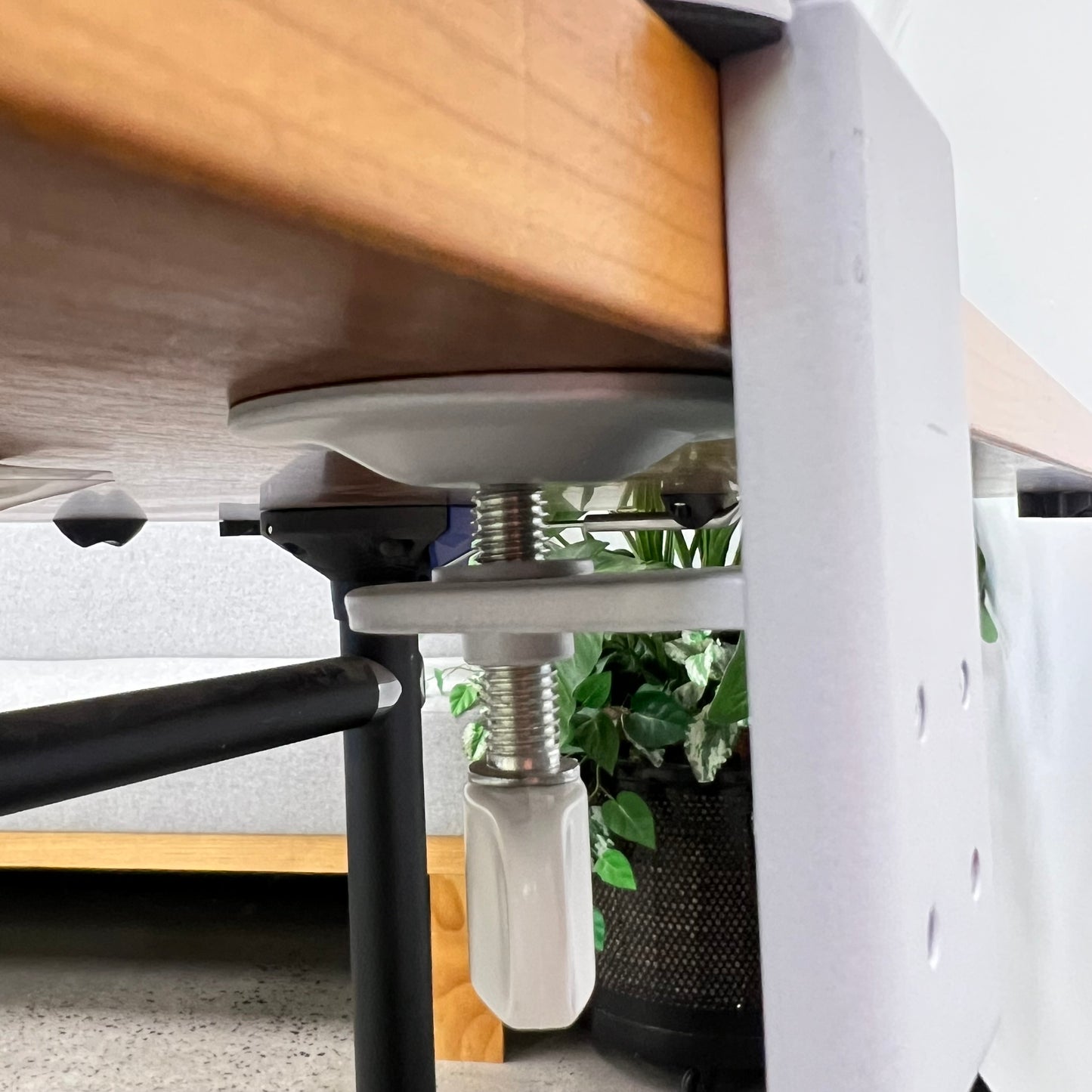 Humanscale Single Monitor Arm M2 Polished Aluminium with Laptop Tray