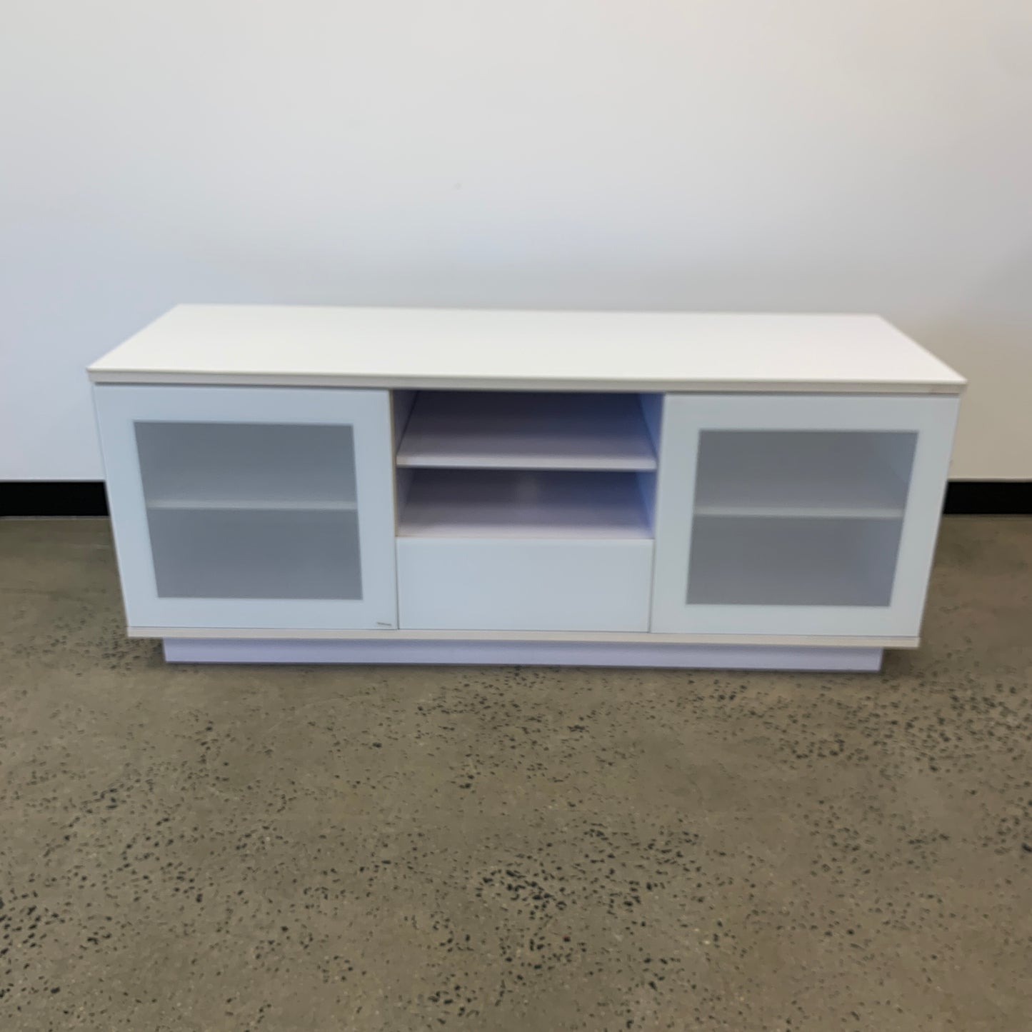 Rvm Titan Entertainment Unit White
