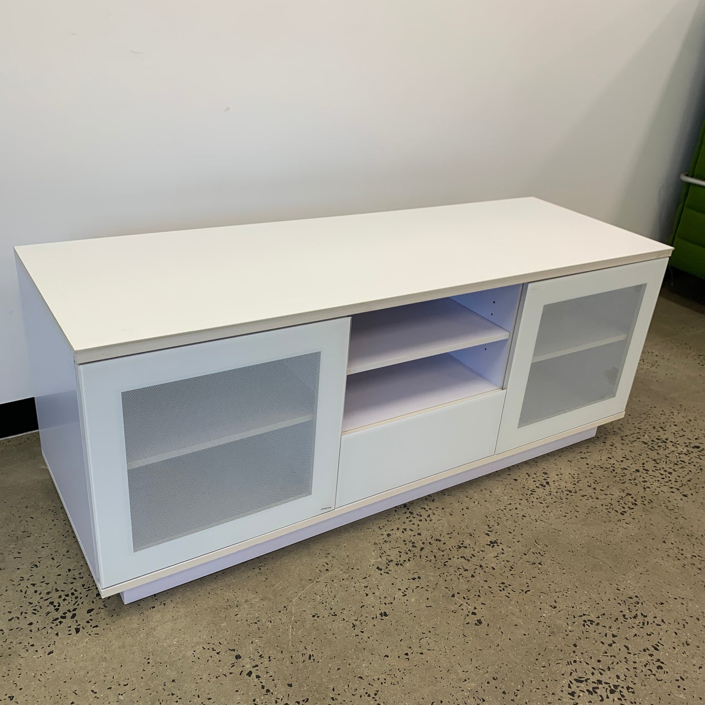 Rvm Titan Entertainment Unit White