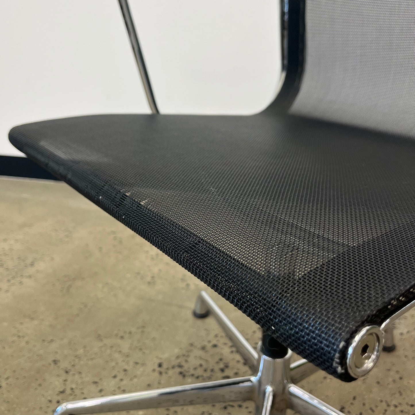 Replica Eames Ea 107 Mesh Swivel Office Chair