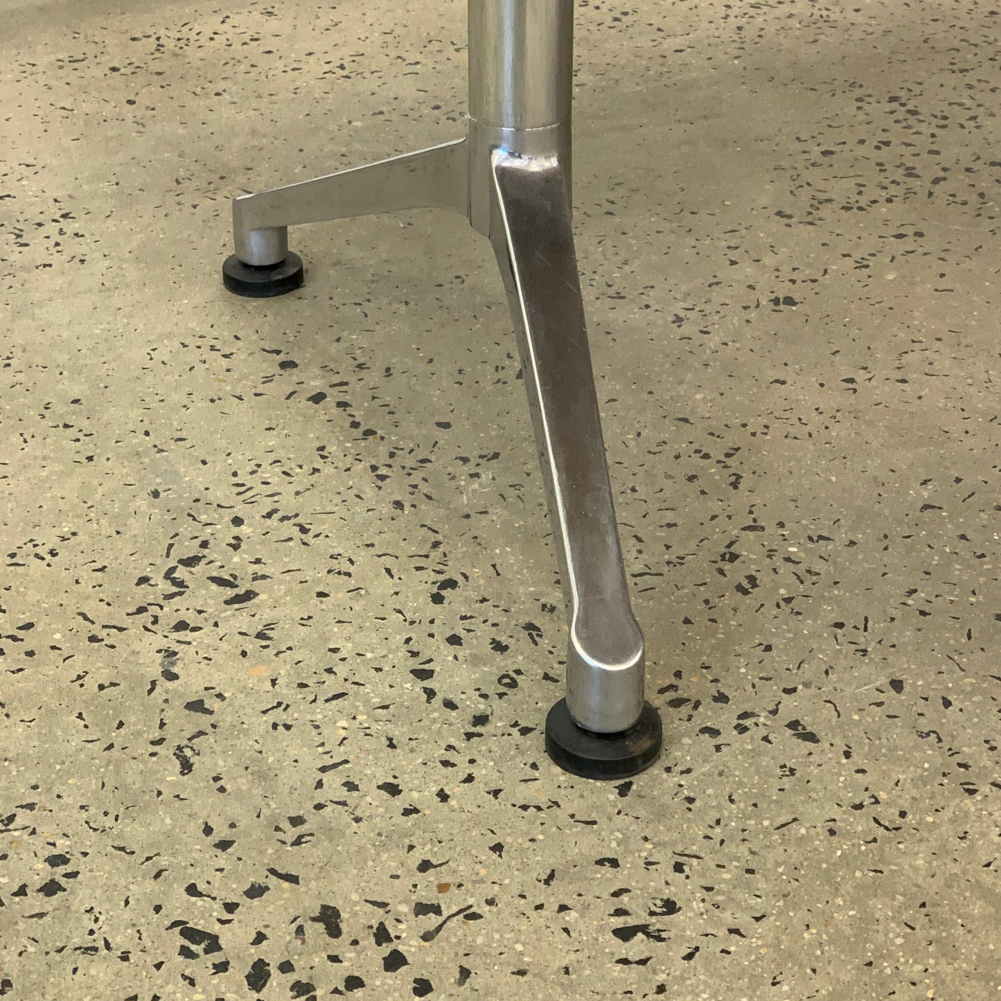 Thinking Works White Curved End Desk with 2 Wheels