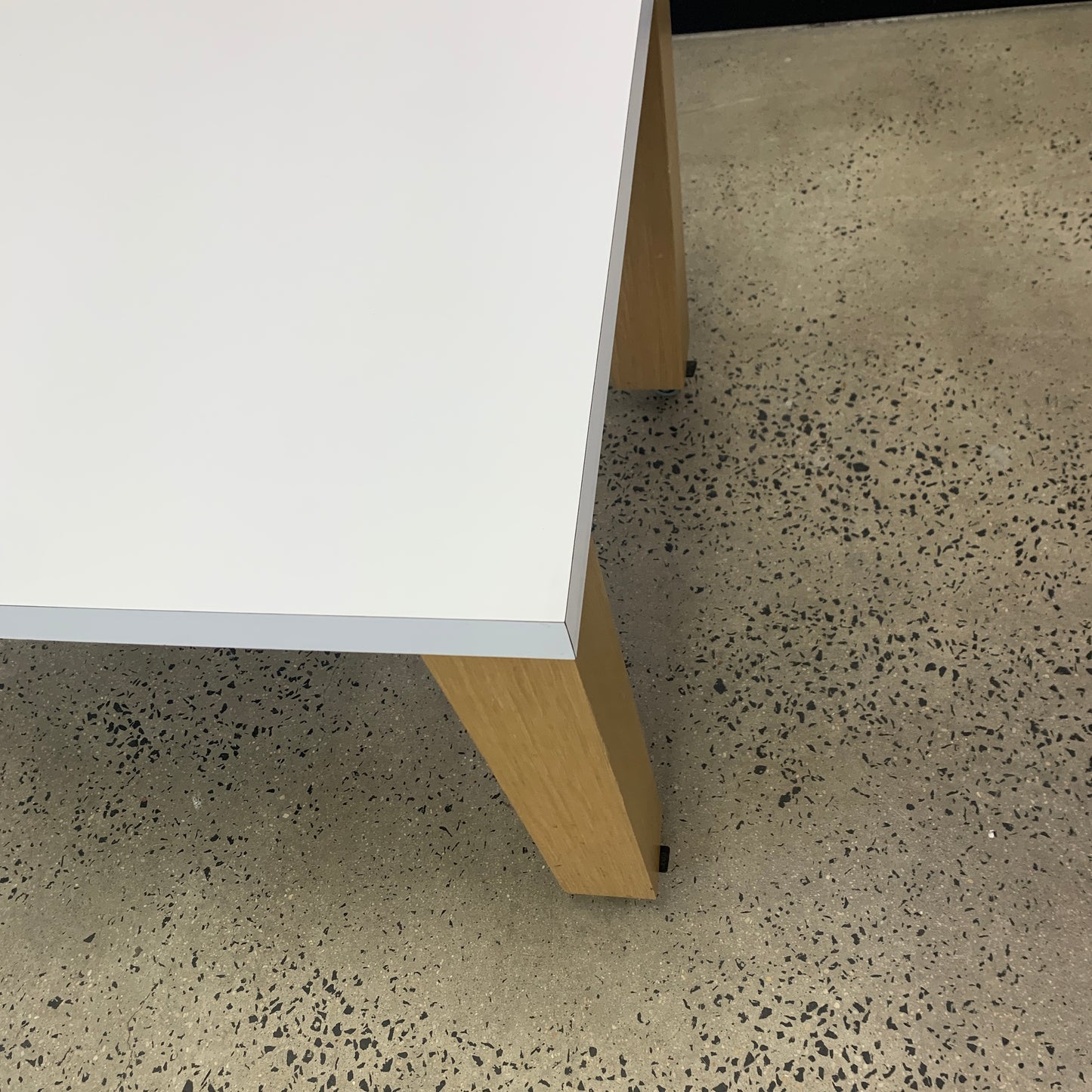 Thinking Works White Curved End Desk with 2 Wheels