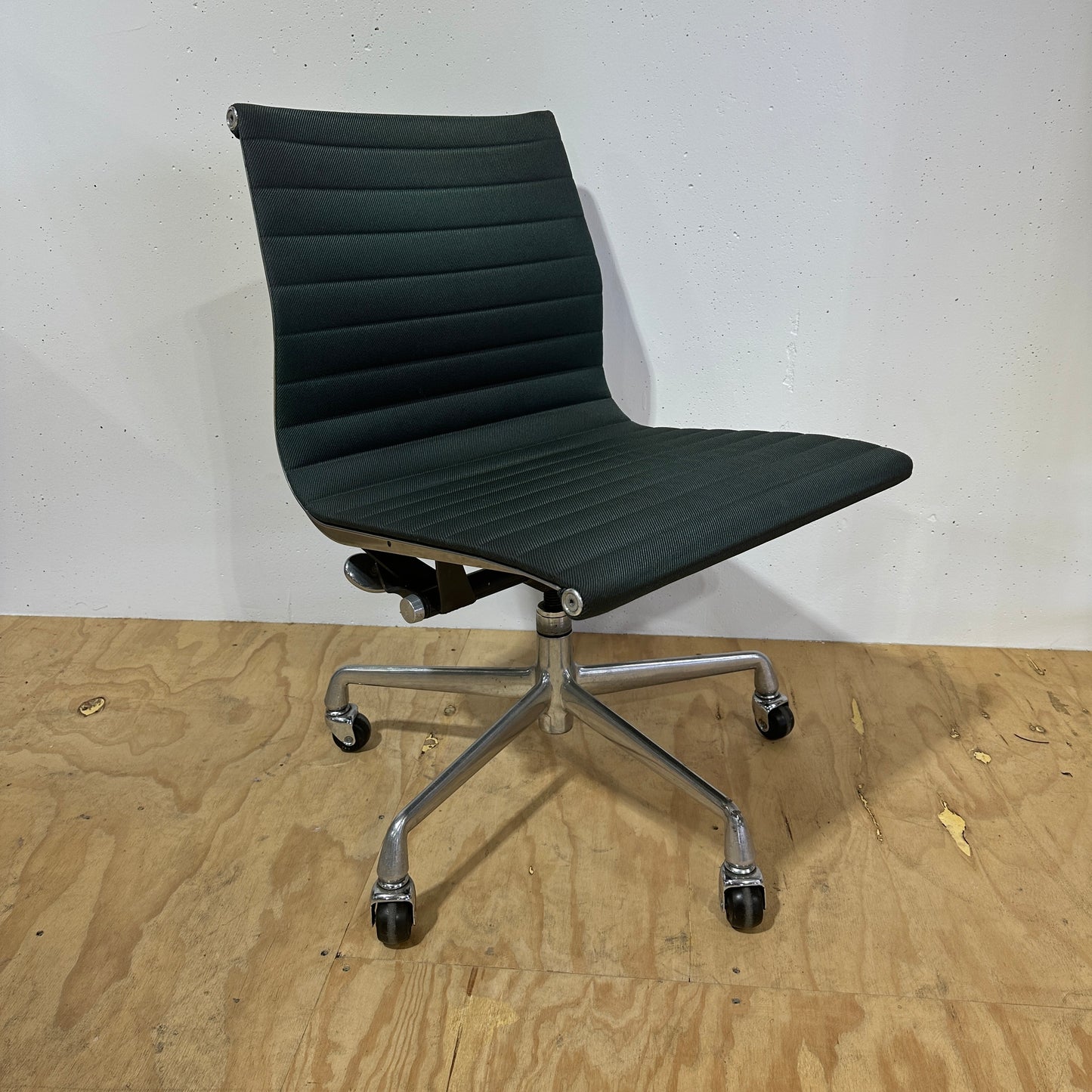 Herman Miller Eames Aluminium Group Management Chair Green