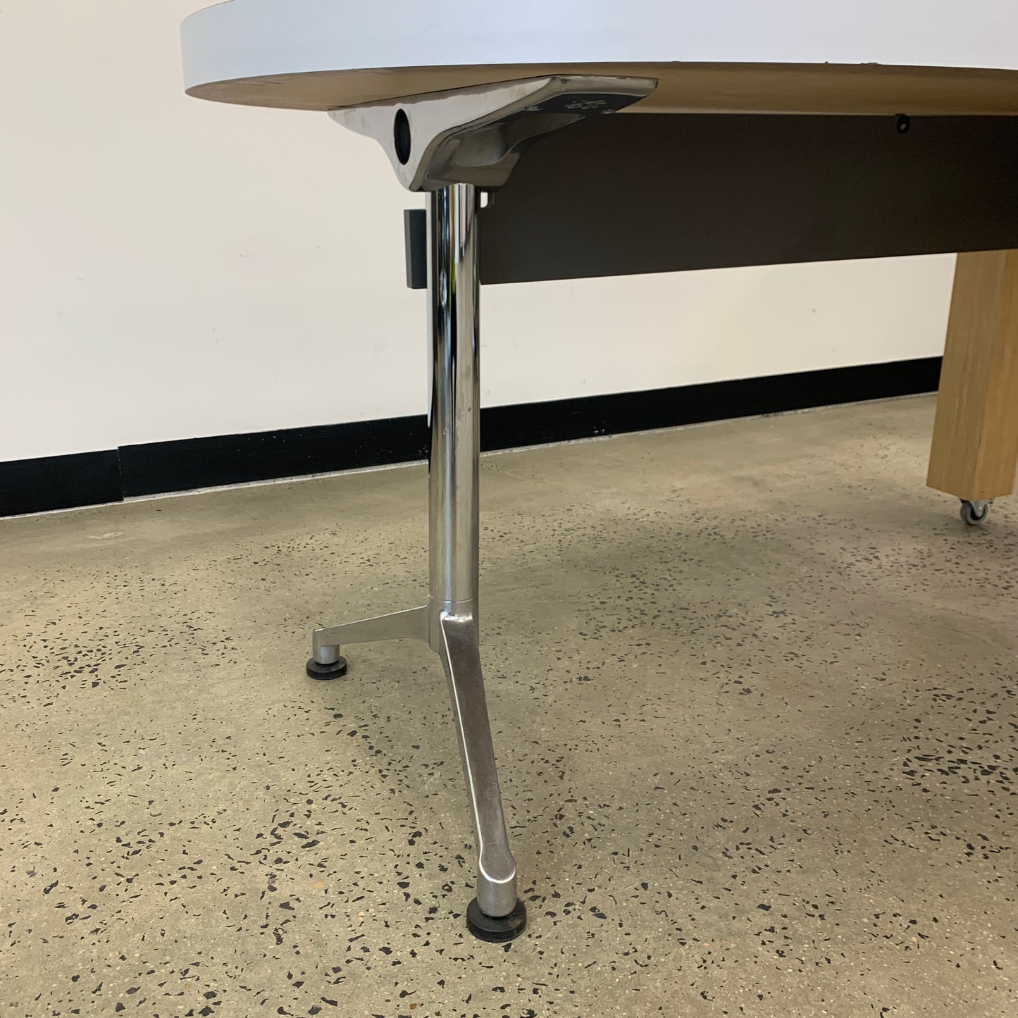 Thinking Works White Curved End Desk with 2 Wheels