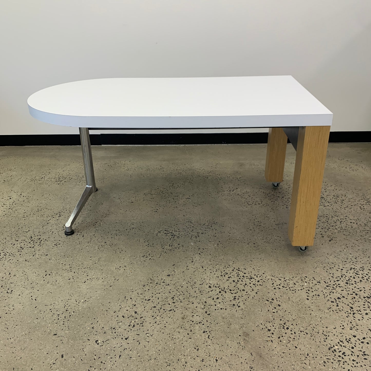 Thinking Works White Curved End Desk with 2 Wheels