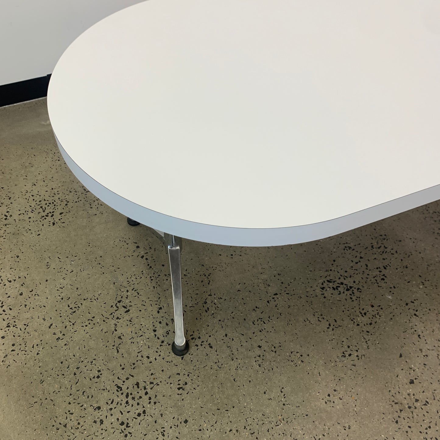 Thinking Works White Curved End Desk with 2 Wheels
