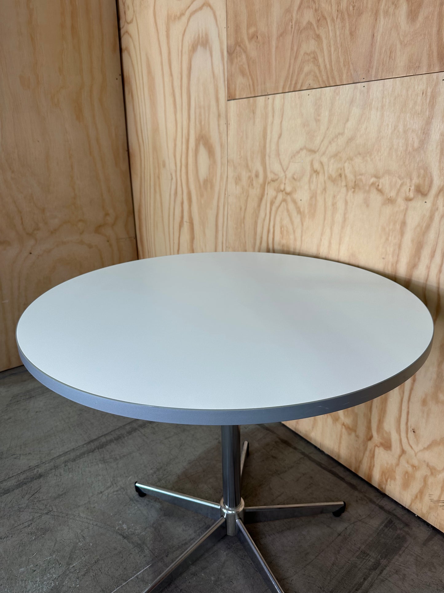 White round meeting table on 5 star chrome base