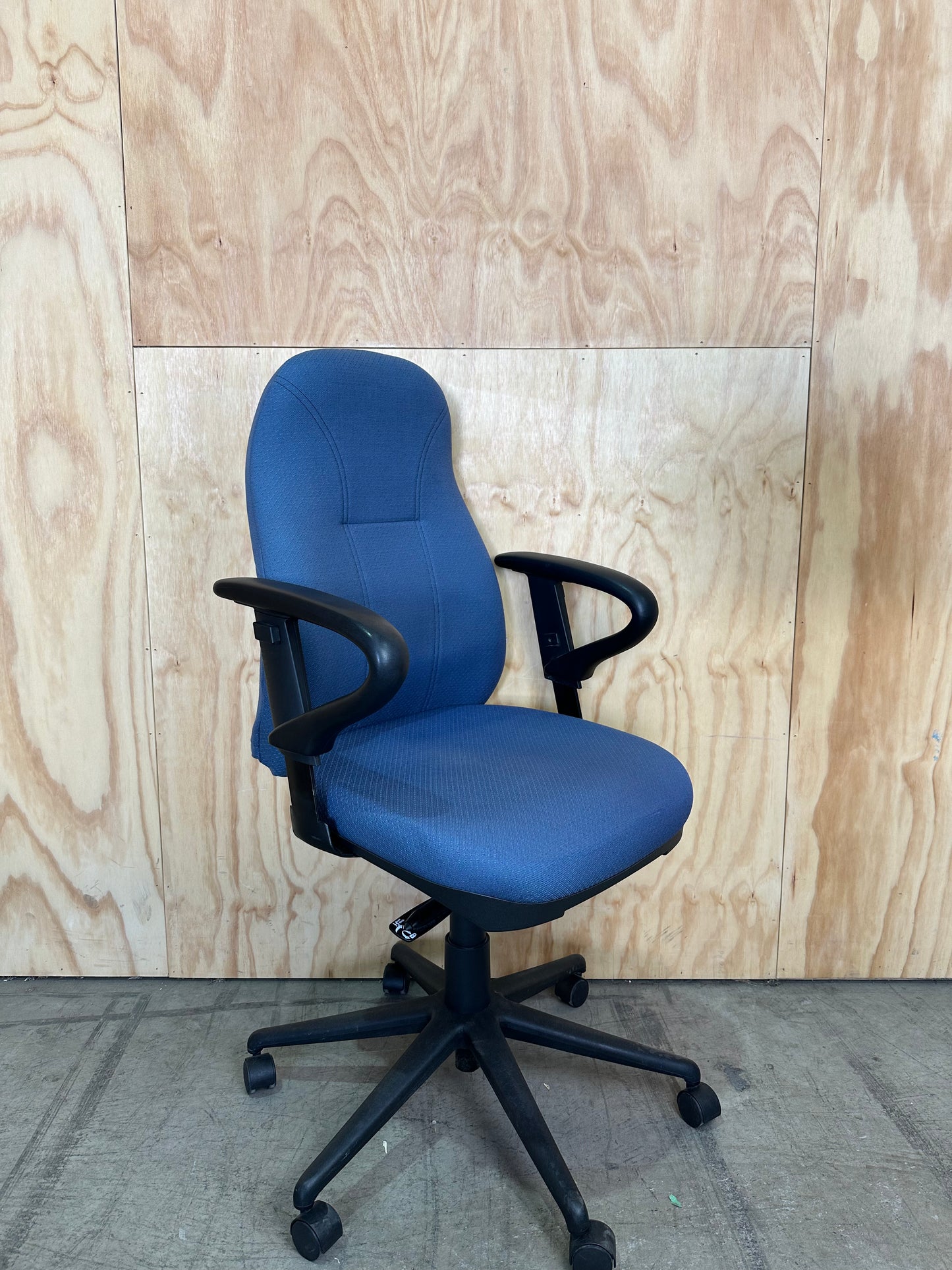 Therapod contemporary blue swivel office chair