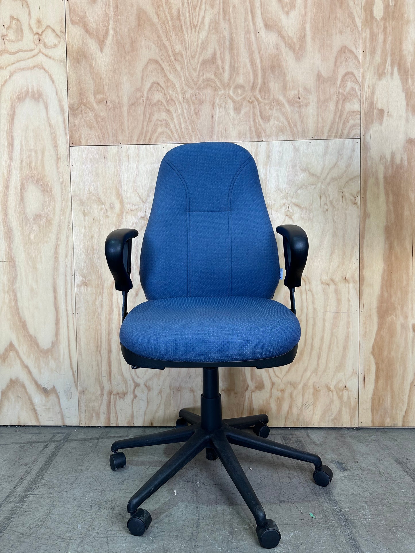 Therapod contemporary blue swivel office chair