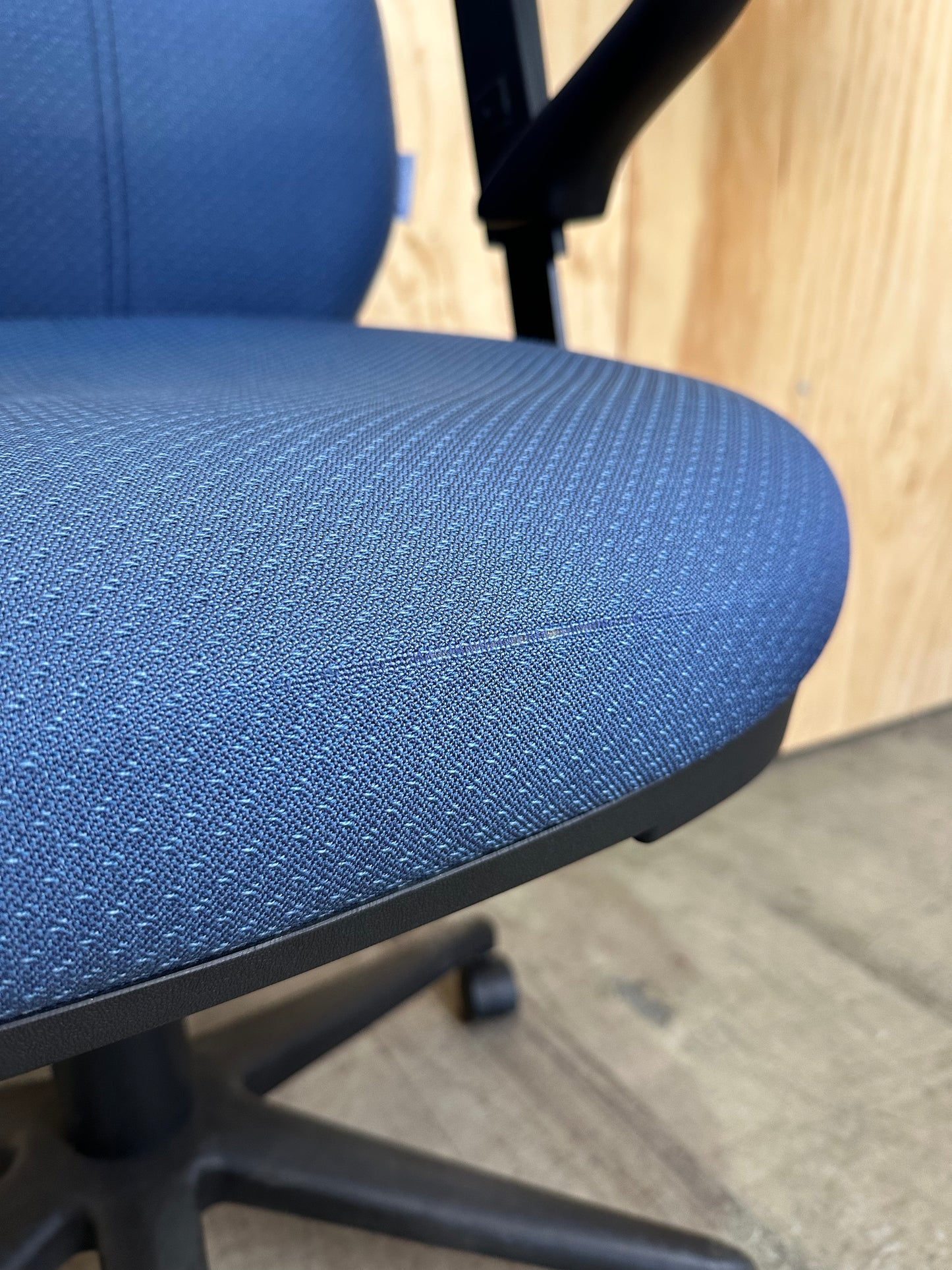 Therapod contemporary blue swivel office chair