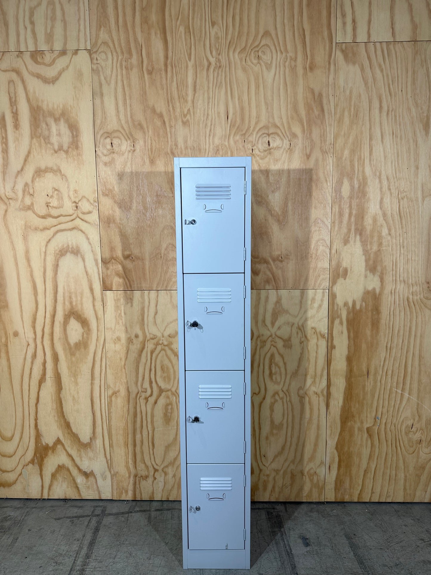4 Door locker in Grey