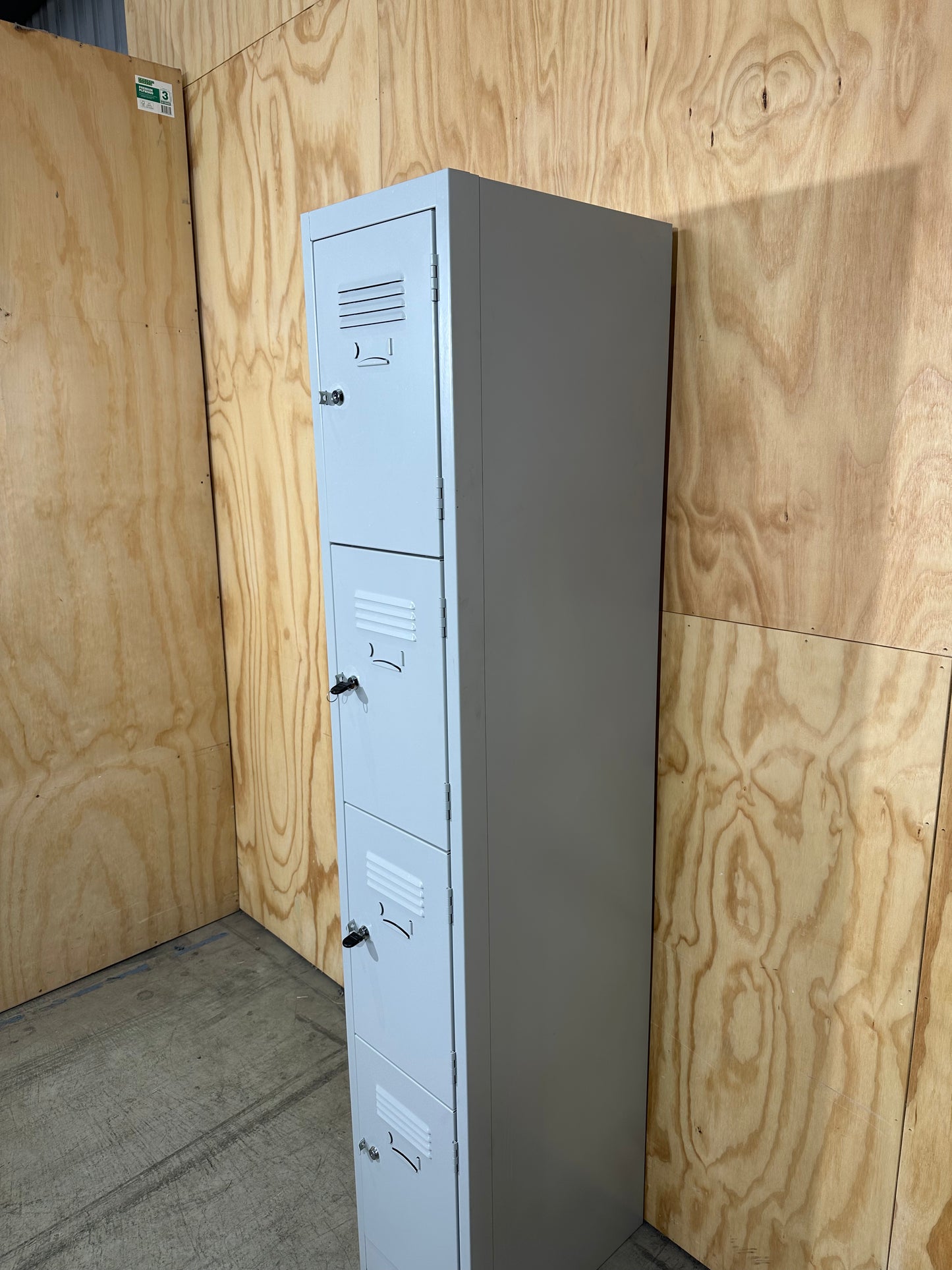 4 Door locker in Grey