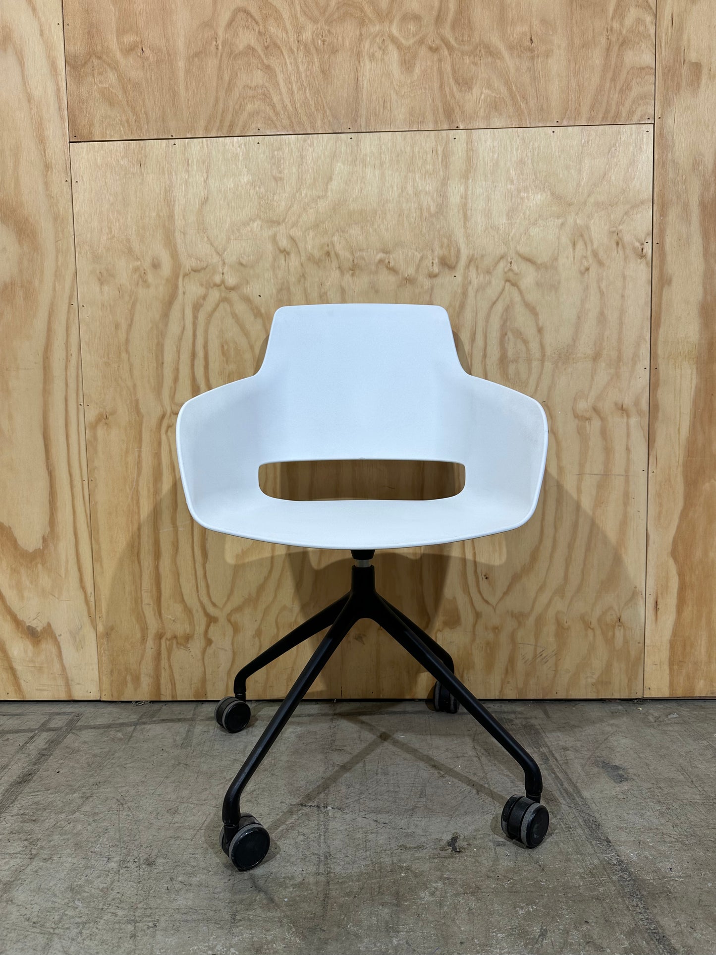 Sinetica swivel chair on castors