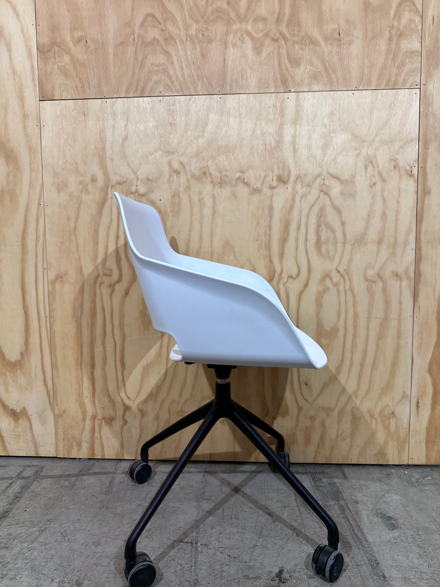 Sinetica swivel chair on castors