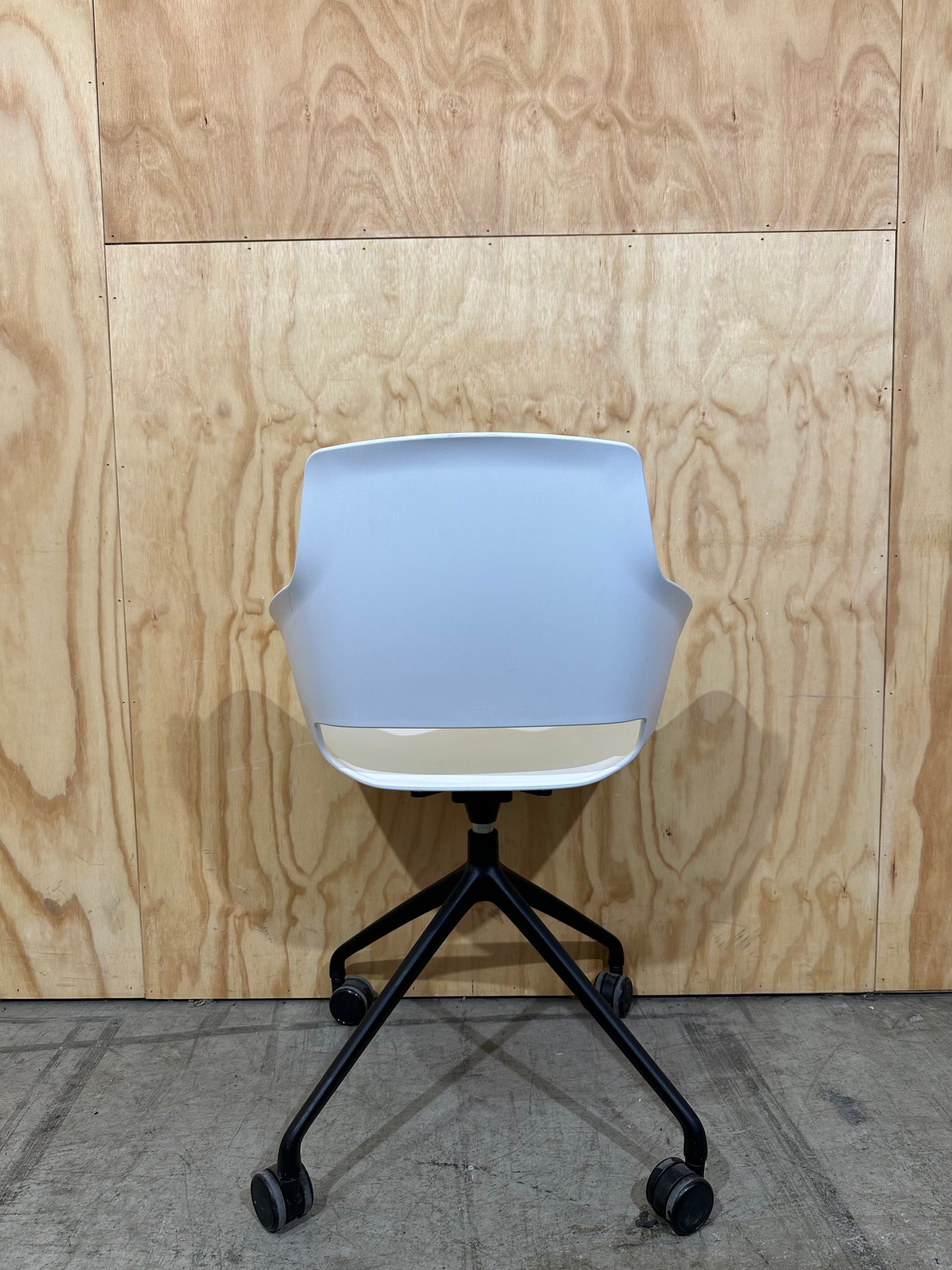 Sinetica swivel chair on castors