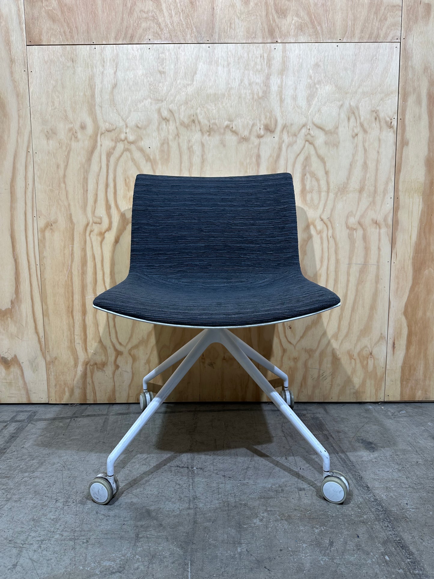 Arper Catifa 46 swivel chair white shell with grey uphostering