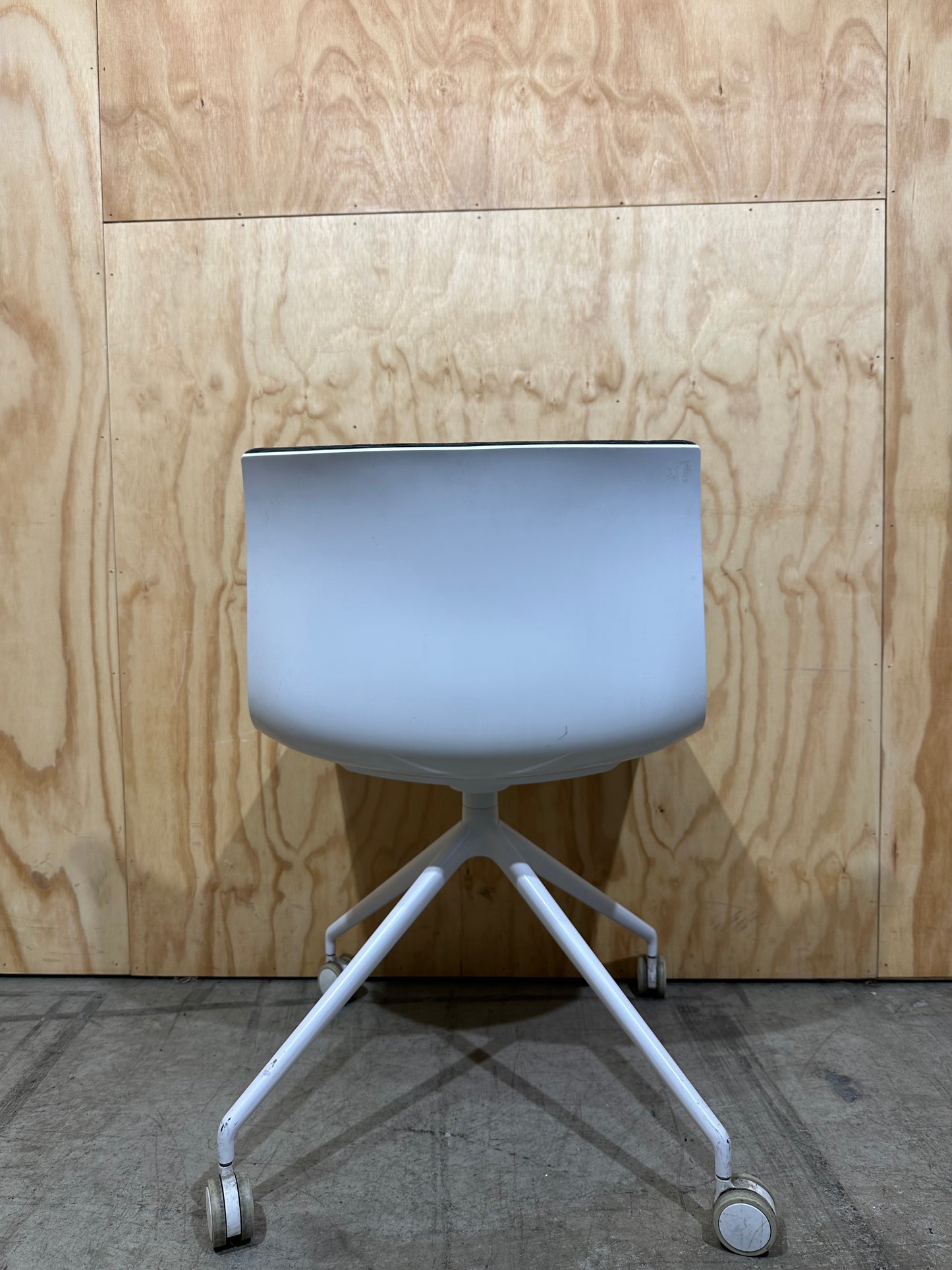 Arper Catifa 46 swivel chair white shell with grey uphostering