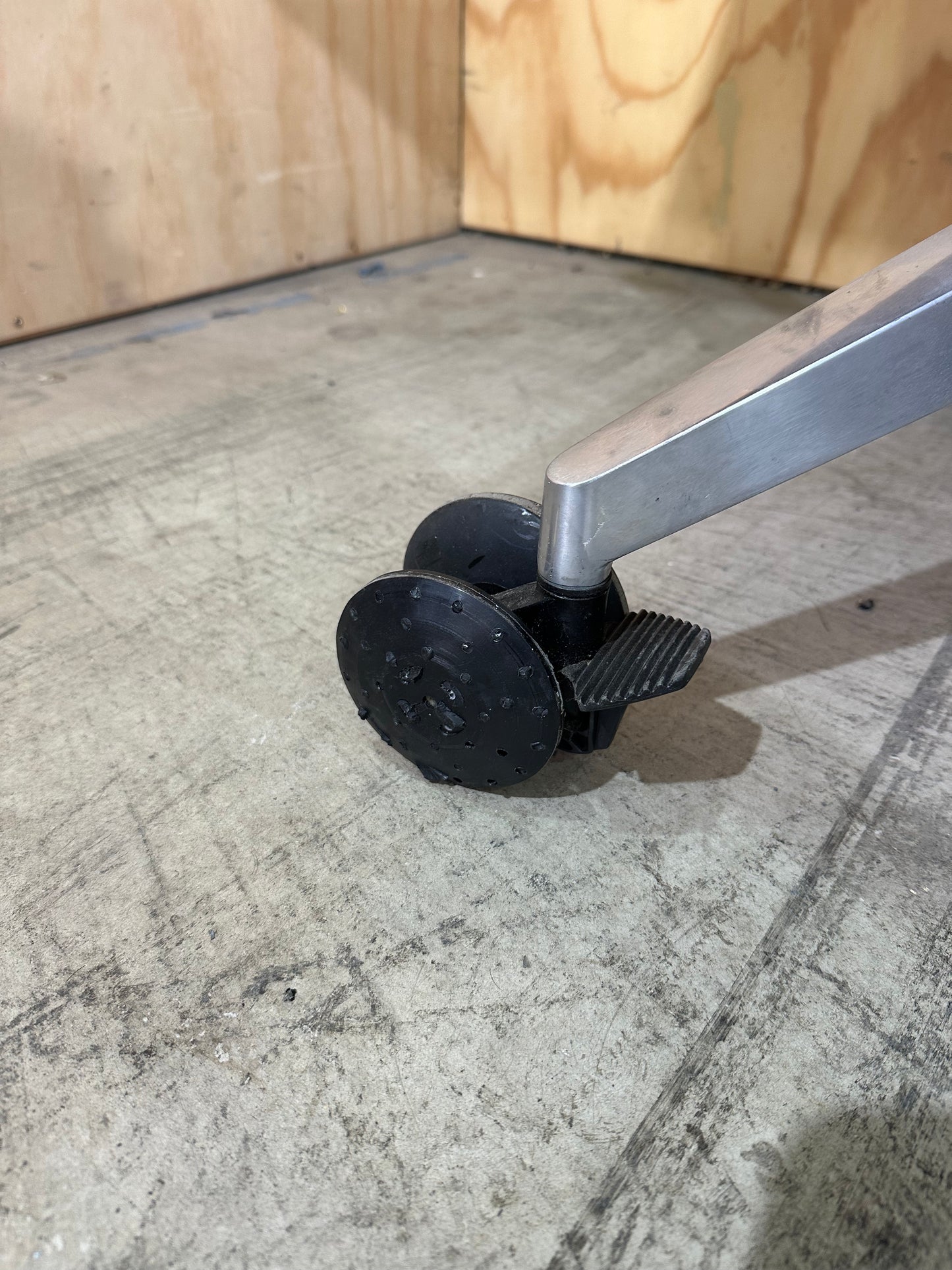 Wilkhahn meeting table with cable management on castors