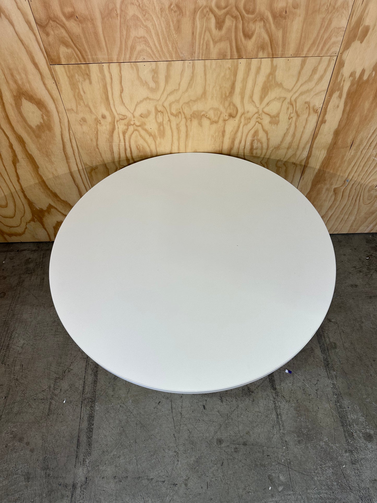 Wide round table in white with chrome base
