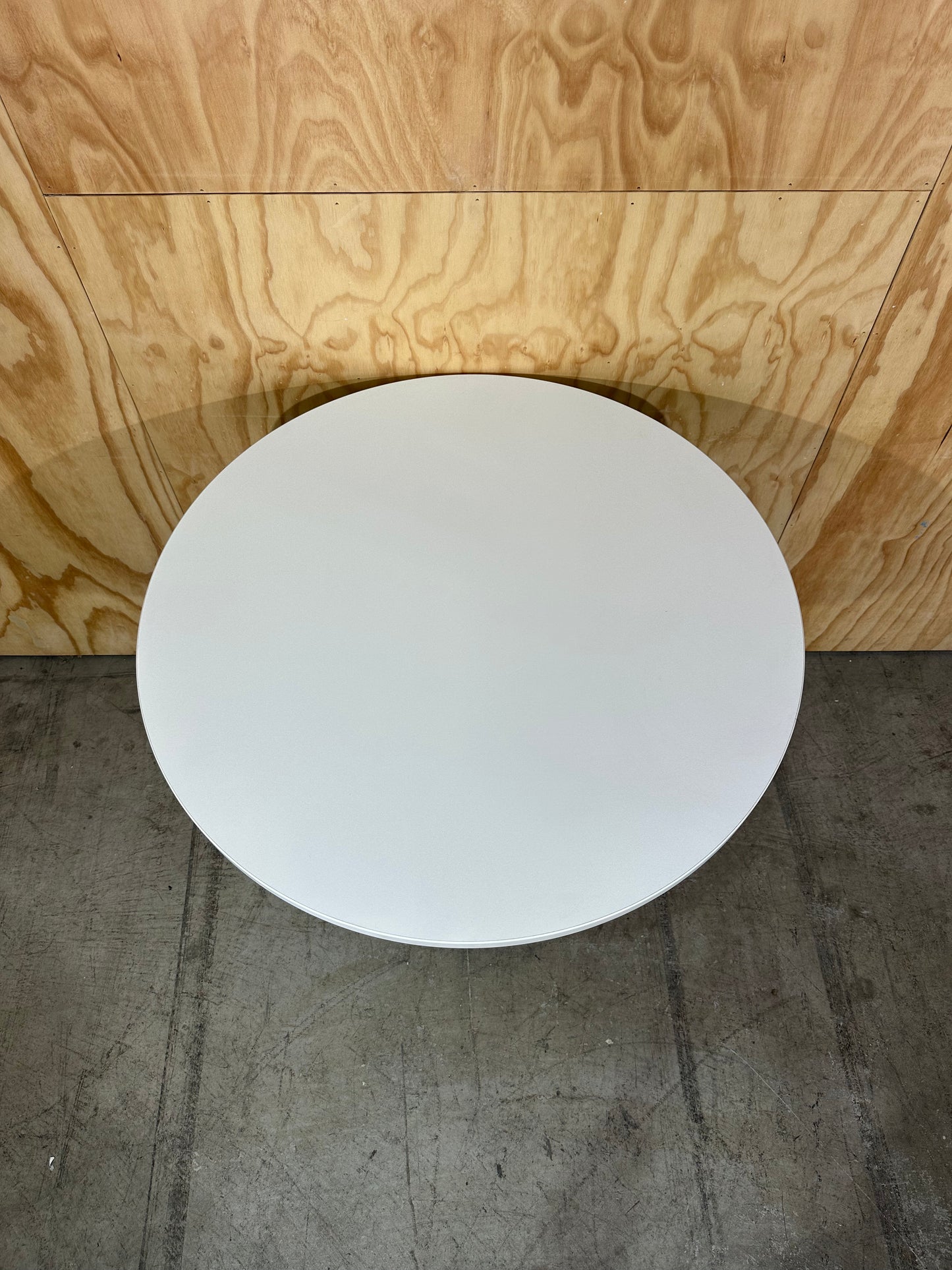 Round coffee table on 4 star base