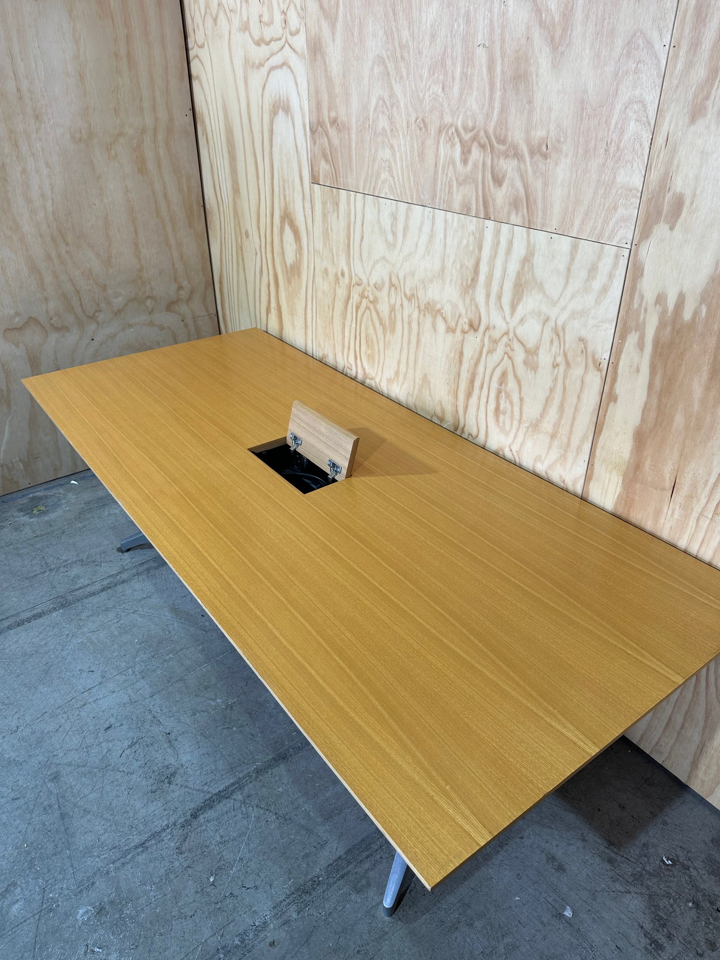 Wilkhahn Logon Meeting table with cable management no feet