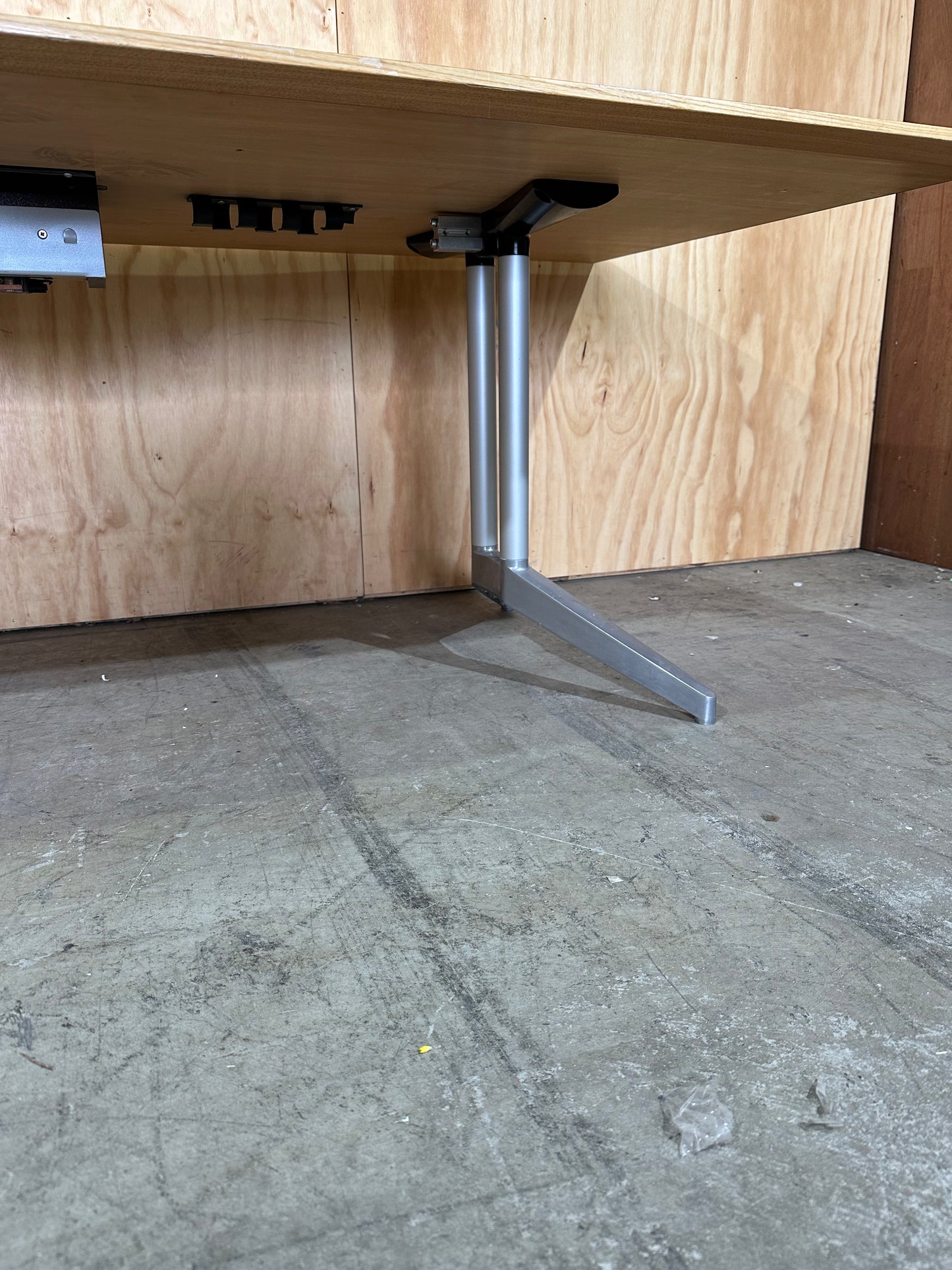 Wilkhahn Logon Meeting table with cable management no feet