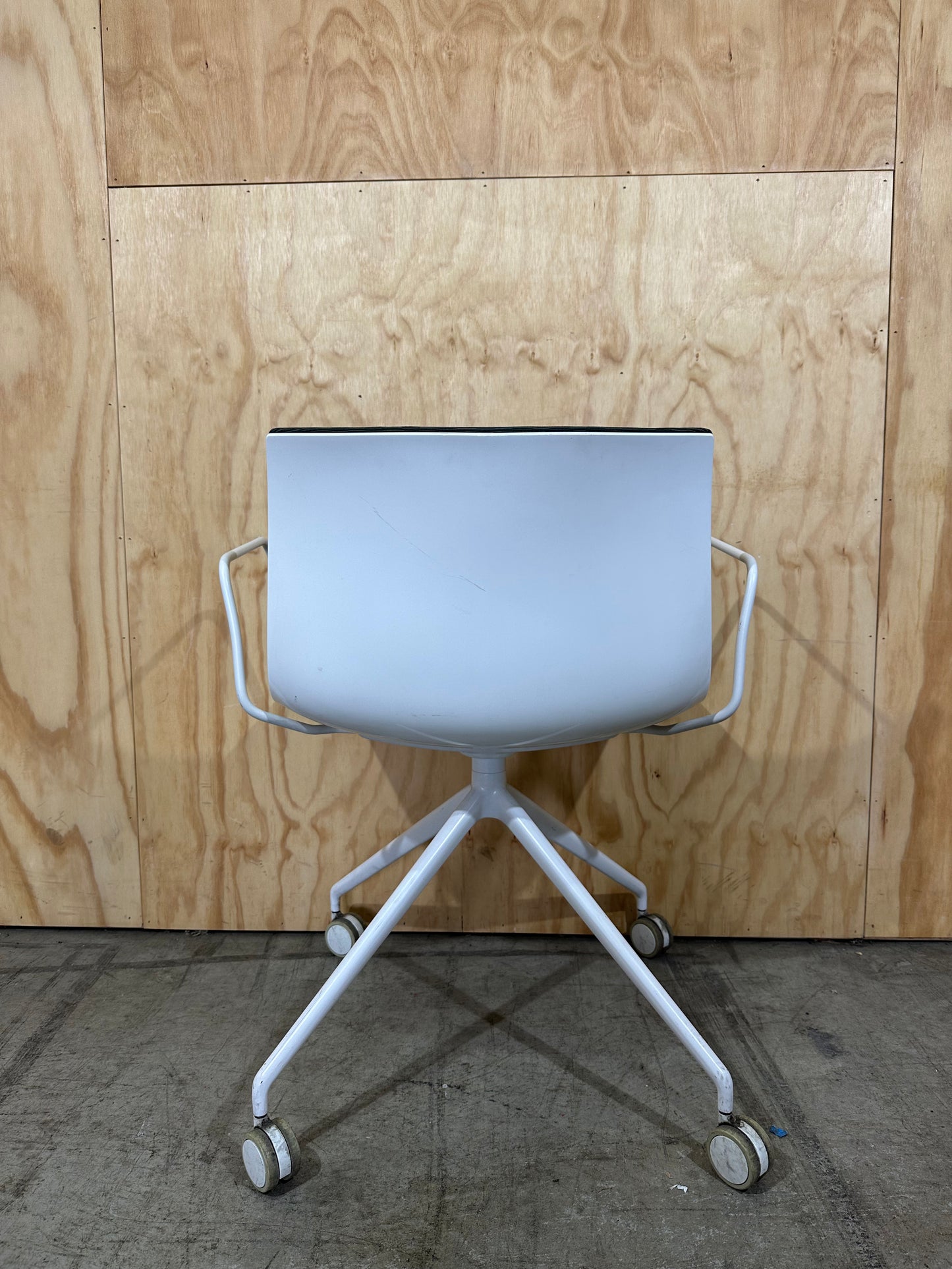Arper Catifa 46 Conference Chair on 4-way castors