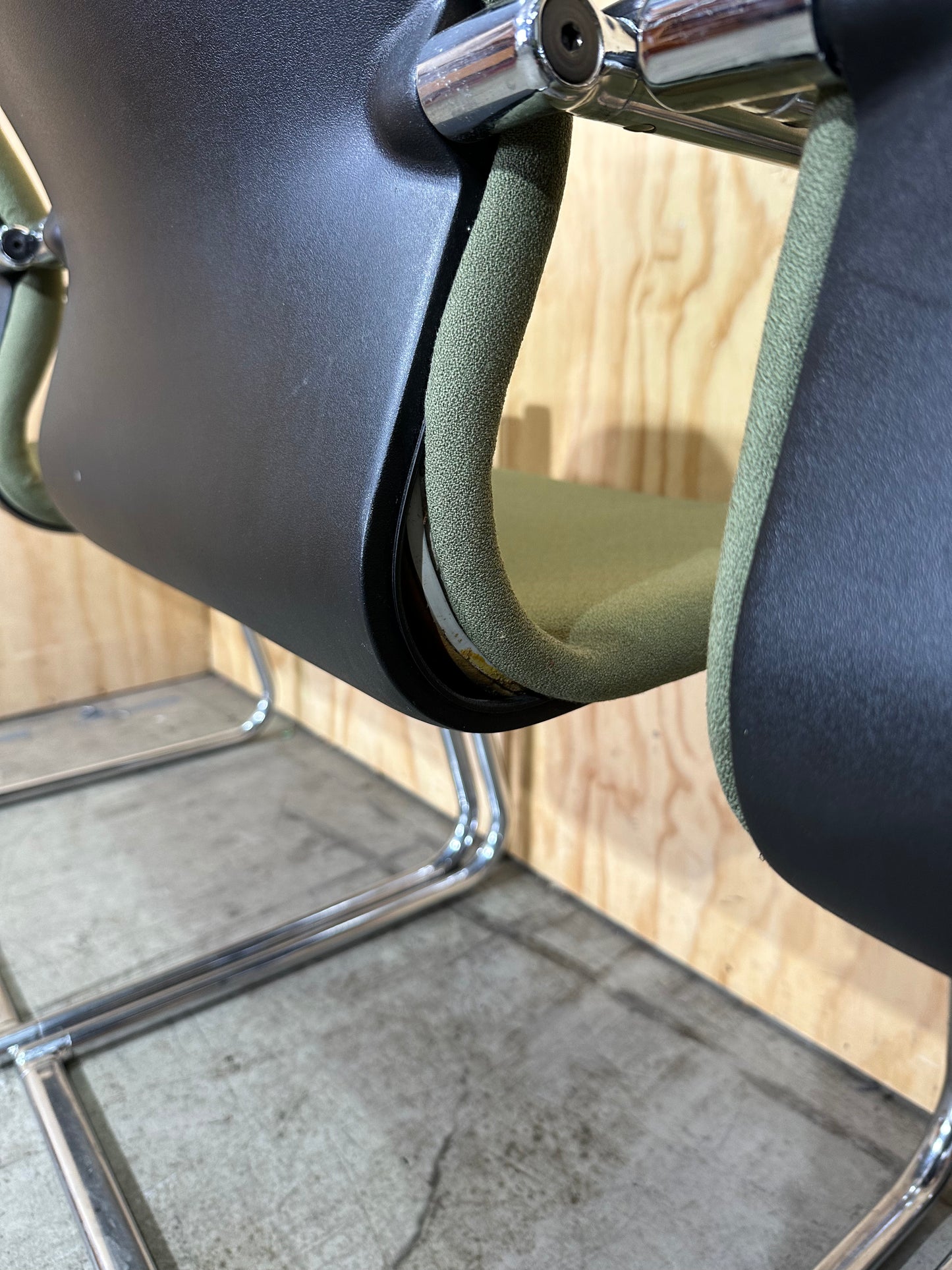 Set of 4 Vintage Wilkhahn FS Line cantilever chairs in Olive Green