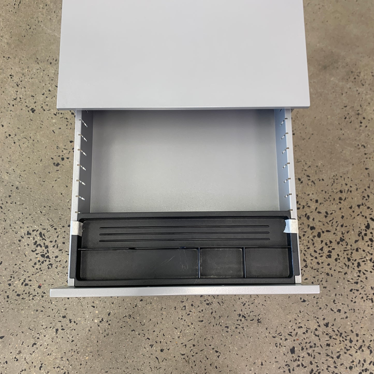 ITSU 3 Drawer Cabinet in Silver Pearl