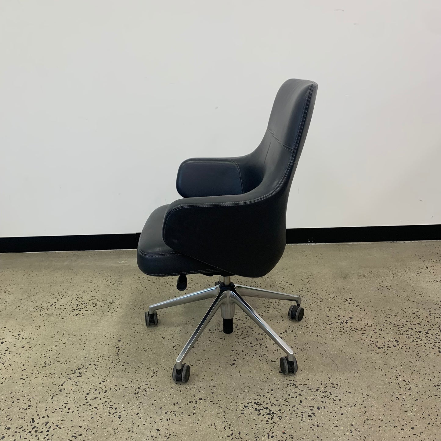 Vitra Grand Executive Lowback Asphalt Leather Chair