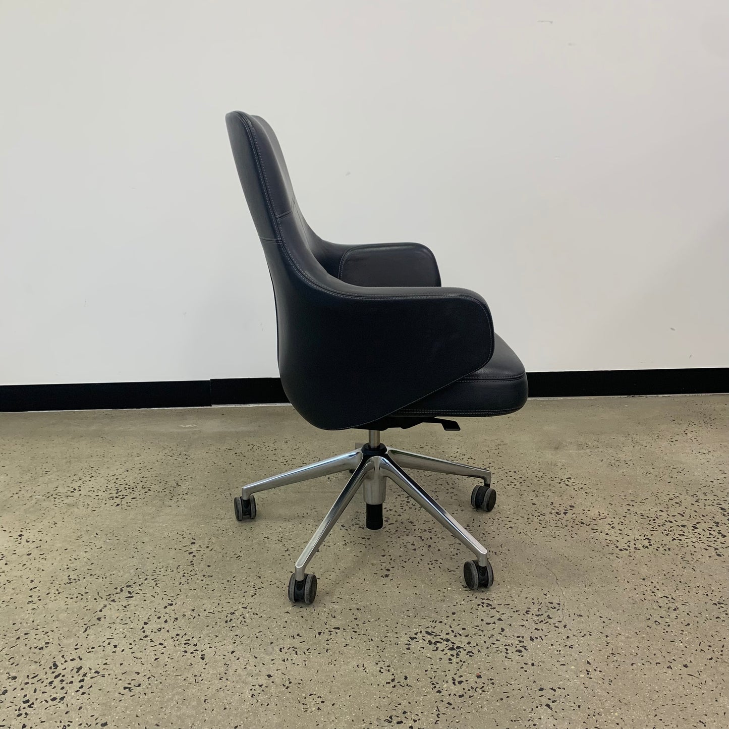 Vitra Grand Executive Lowback Asphalt Leather Chair