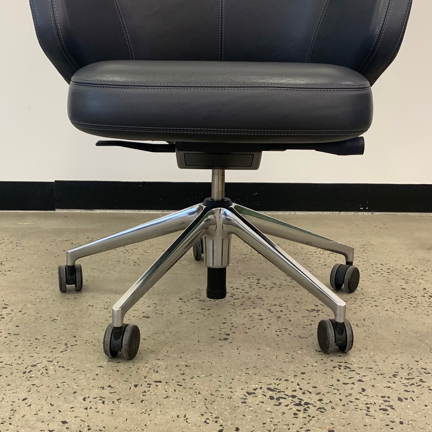 Vitra Grand Executive Lowback Asphalt Leather Chair