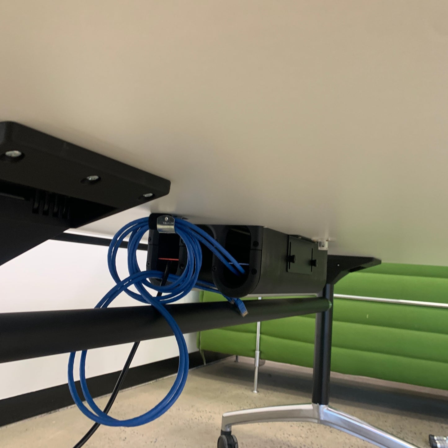 Flip White Desk White with Cable Management