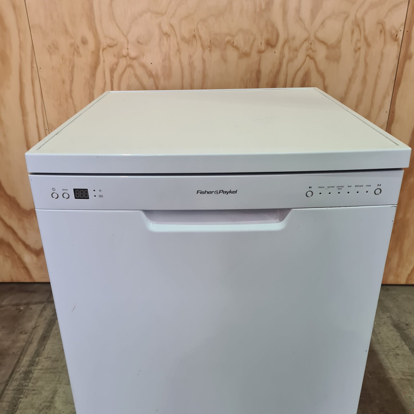 Fisher & Paykel DW60CEW1 freestanding dishwasher