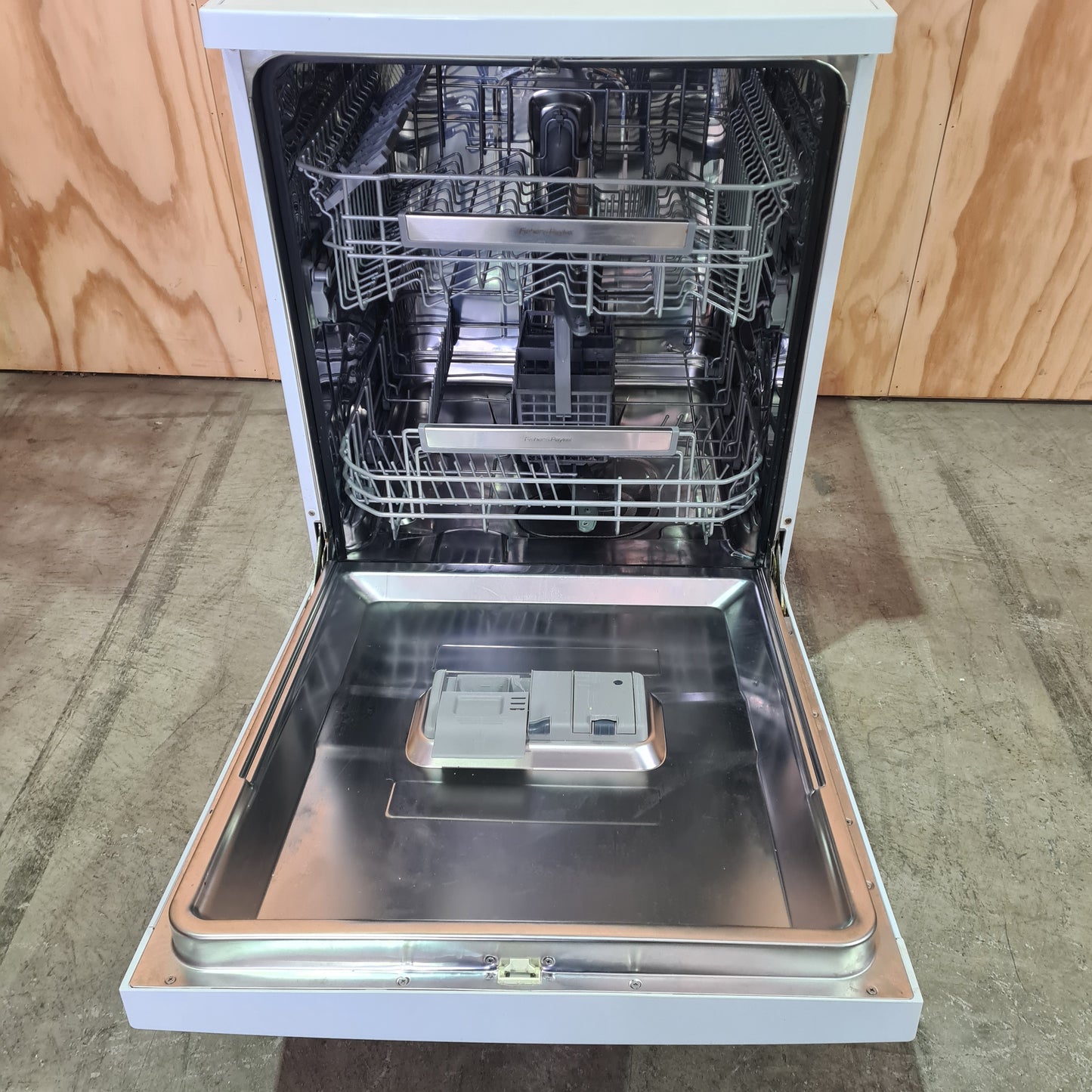 Fisher & Paykel DW60CEW1 freestanding dishwasher