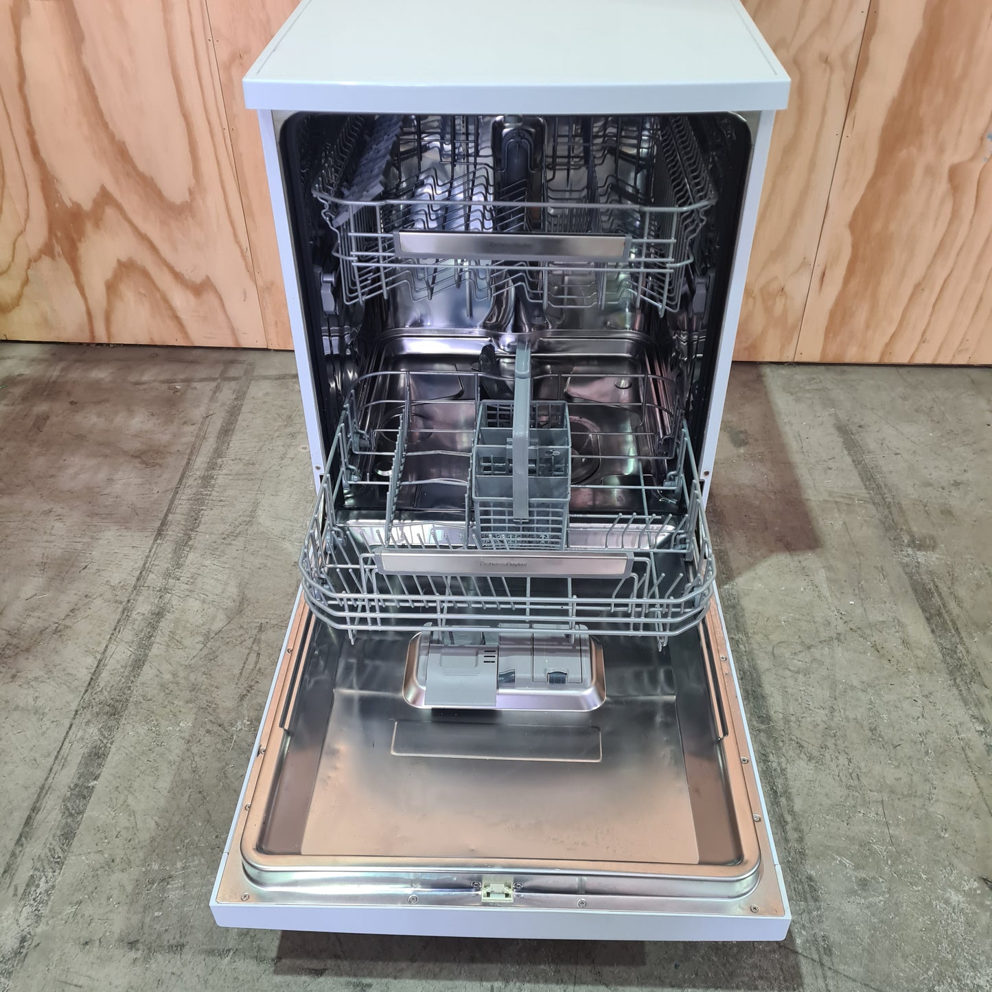 Fisher & Paykel DW60CEW1 freestanding dishwasher