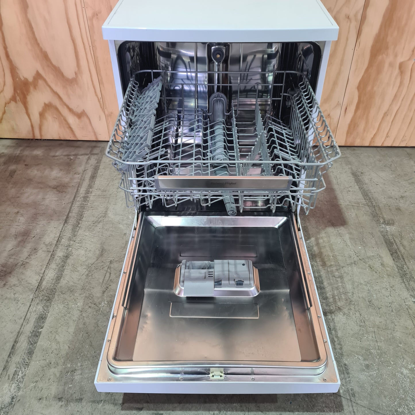Fisher & Paykel DW60CEW1 freestanding dishwasher