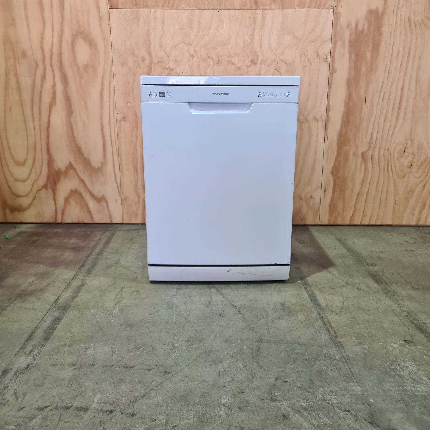 Fisher & Paykel DW60CEW1 freestanding dishwasher