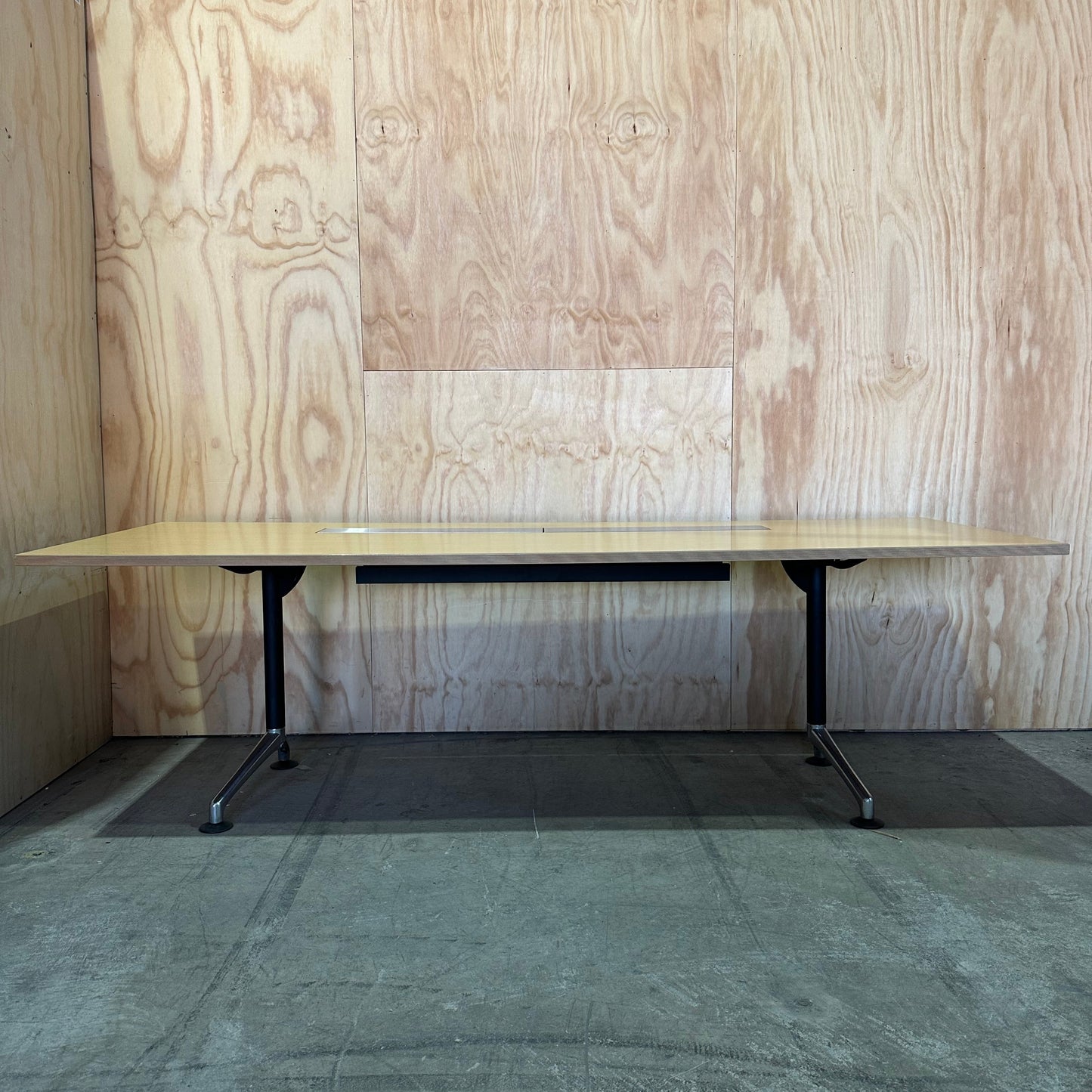 Thinking Works I.AM executive desk with cable management