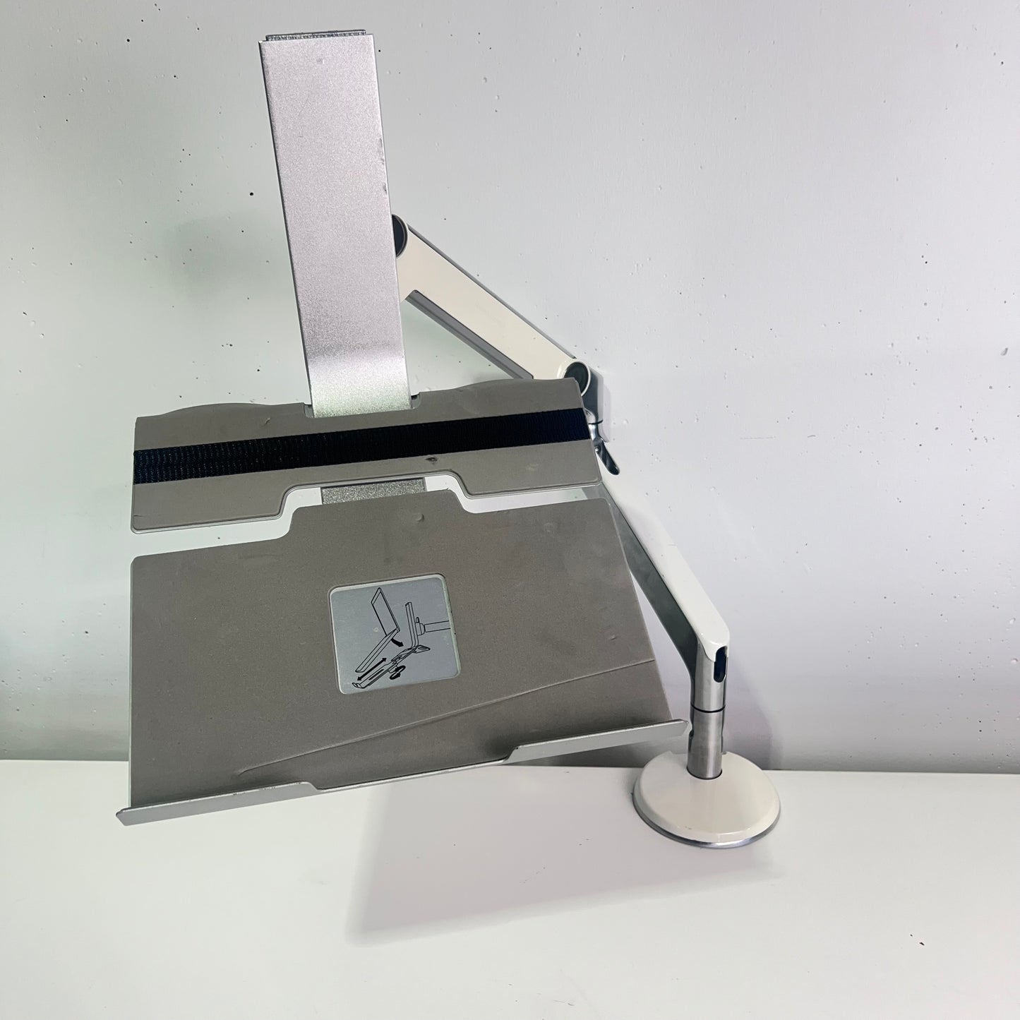 Humanscale Single Monitor Arm M2 Polished Aluminium with Laptop Tray