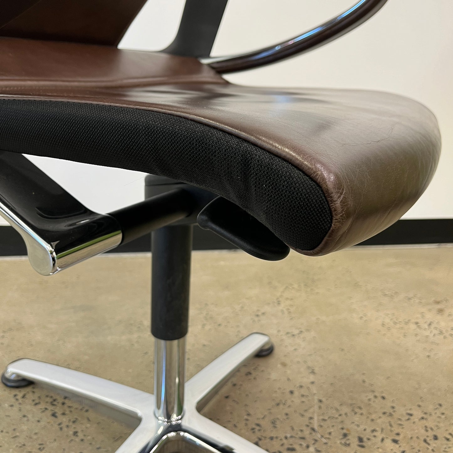 Wilkhahn Modus Medium Executive 283/7 Swivel Chair in Brown