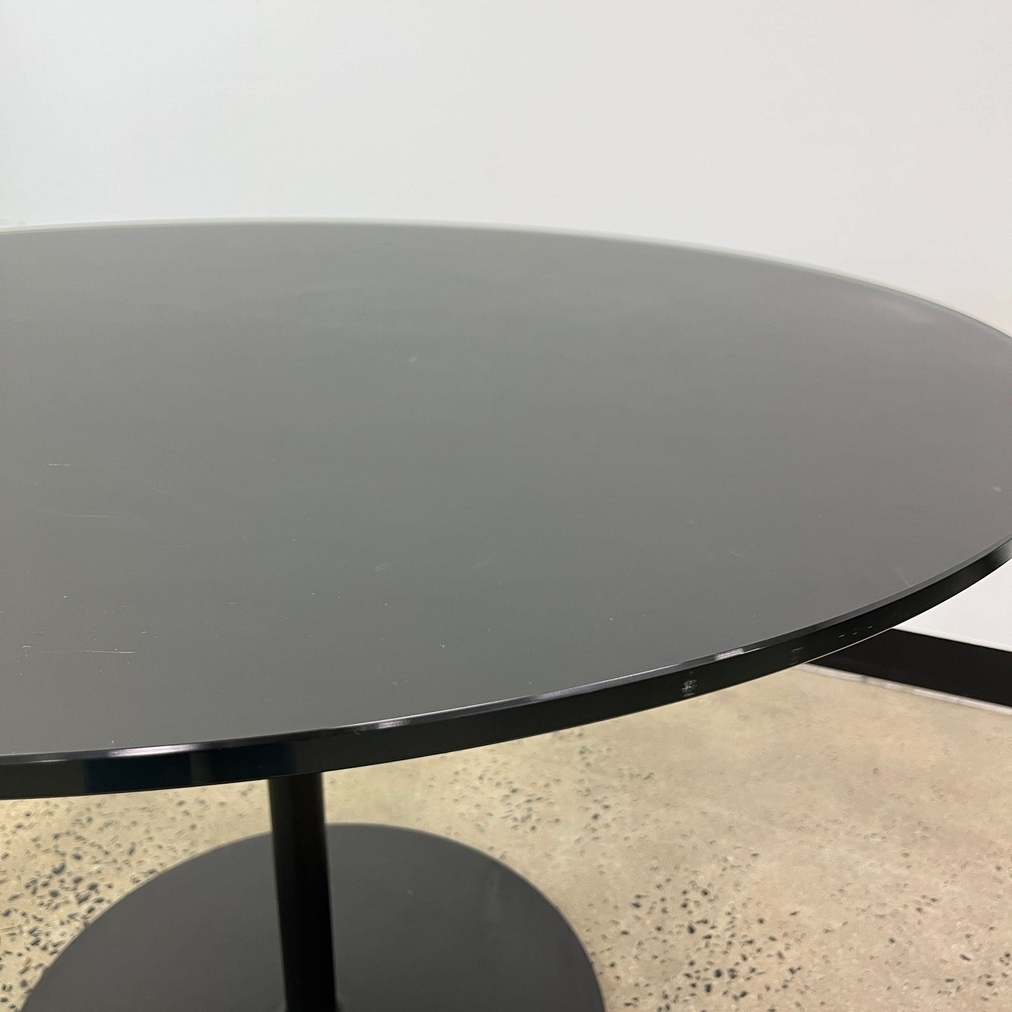 T3 Walter Knoll Lox Round Table Black Glass