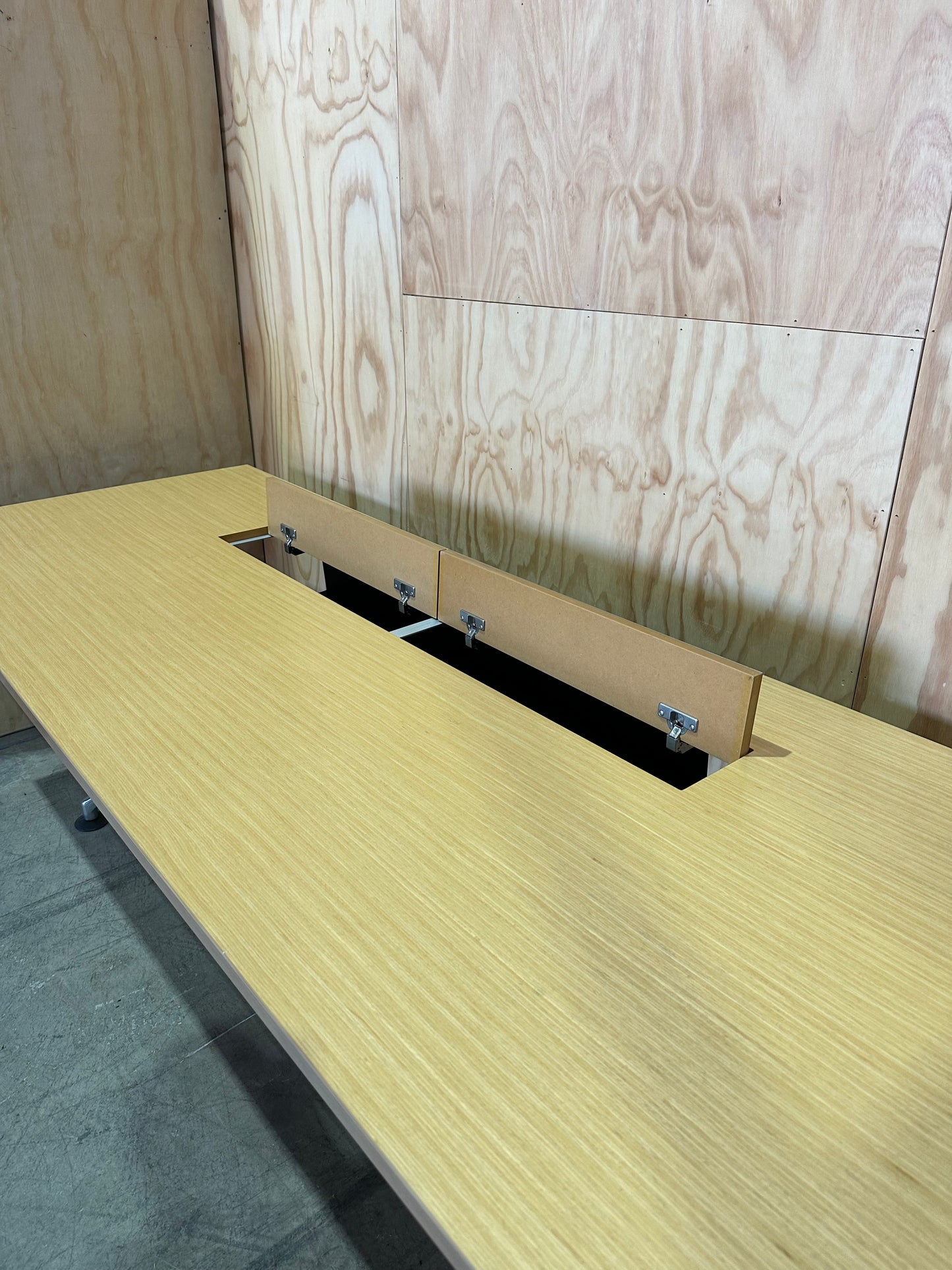 Thinking Works I.AM executive desk with cable management
