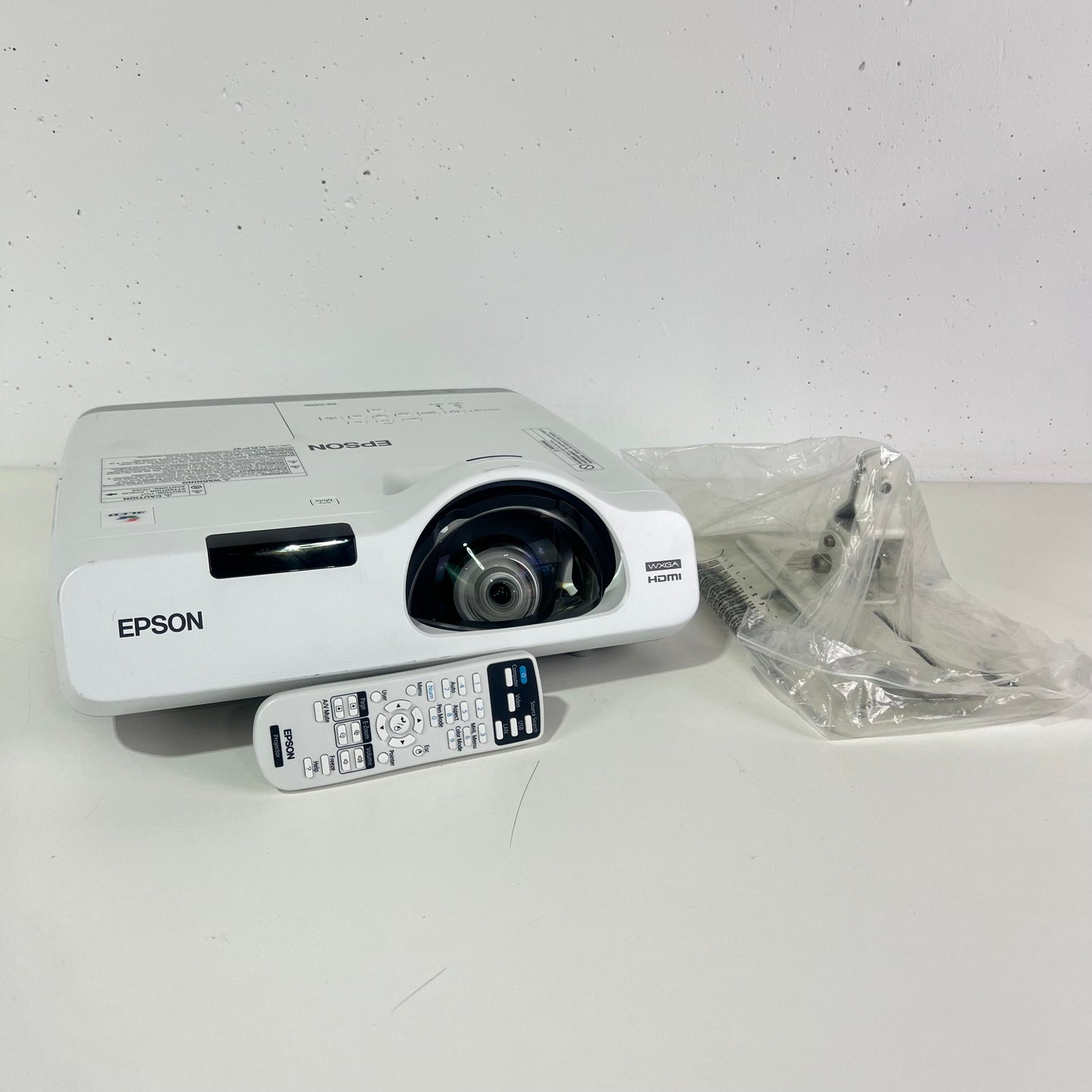 Epson EMP-1715 Projector EB-535 Full color WXGA Projector with remote and ceiling mount