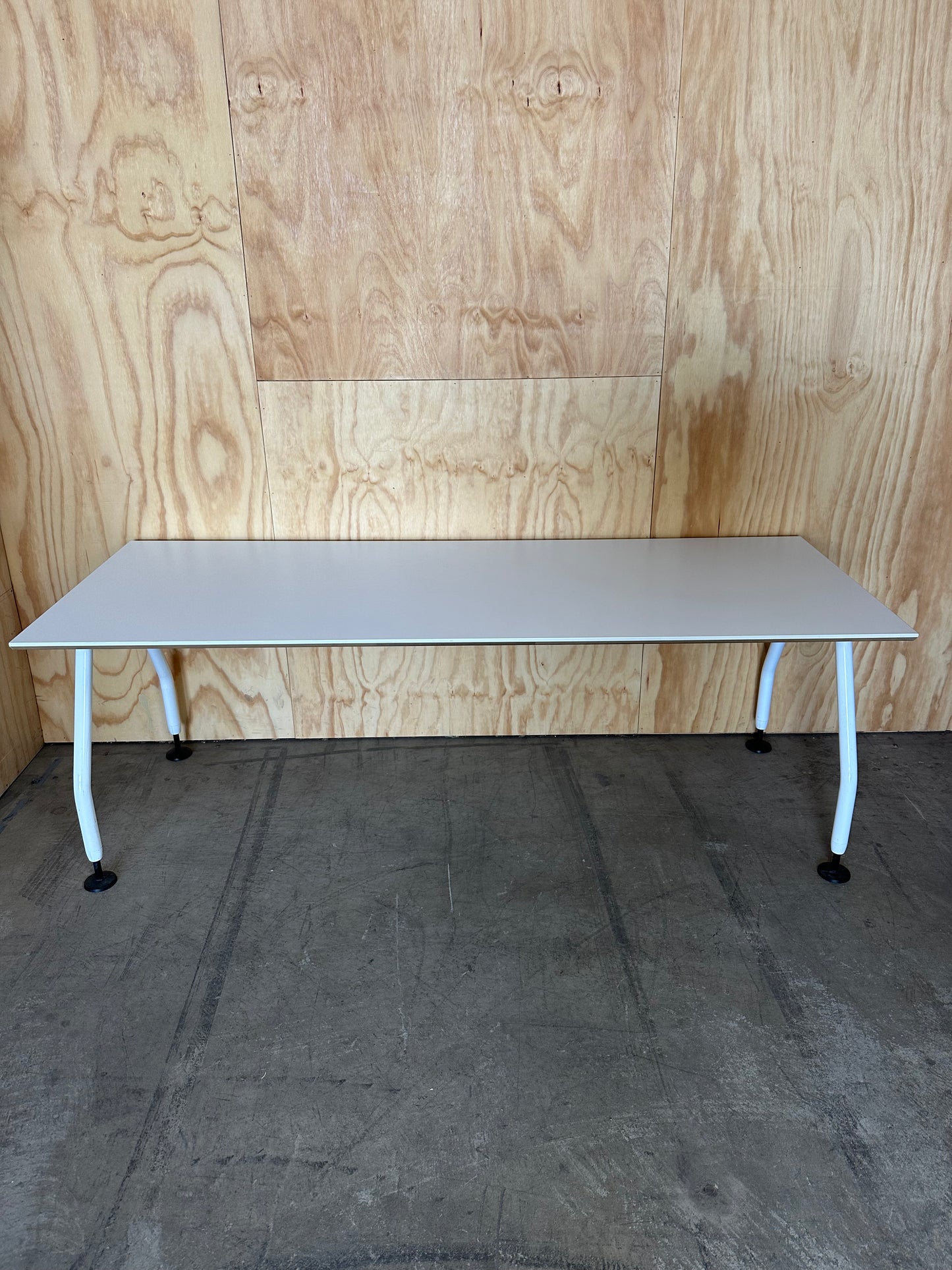 White workstation with bevelled edge