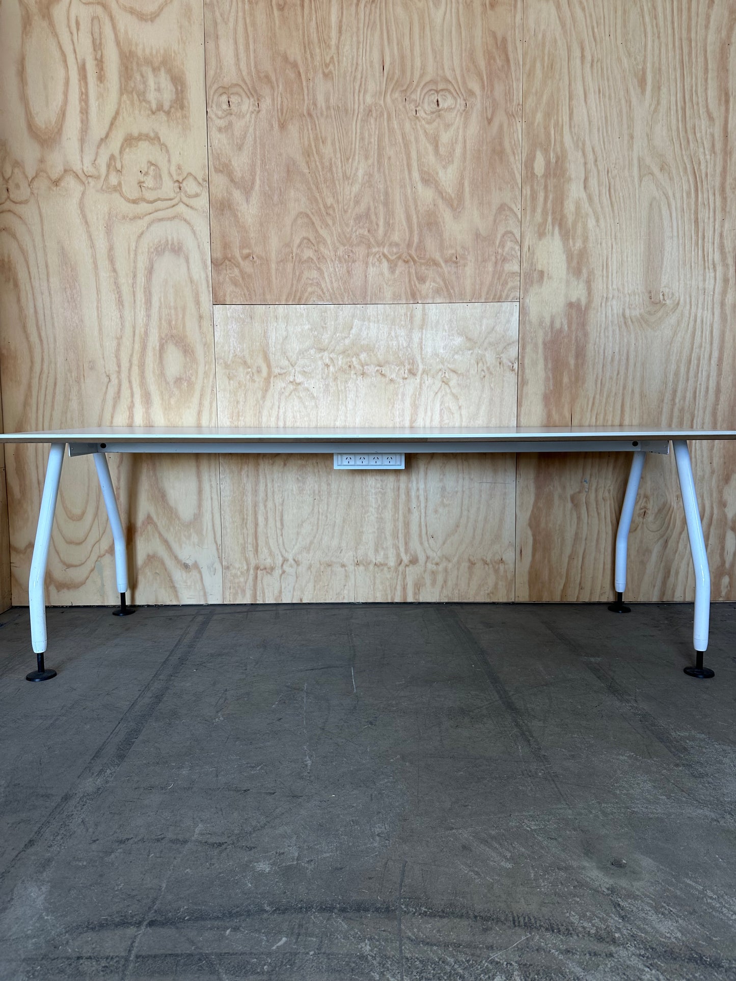 White workstation with bevelled edge
