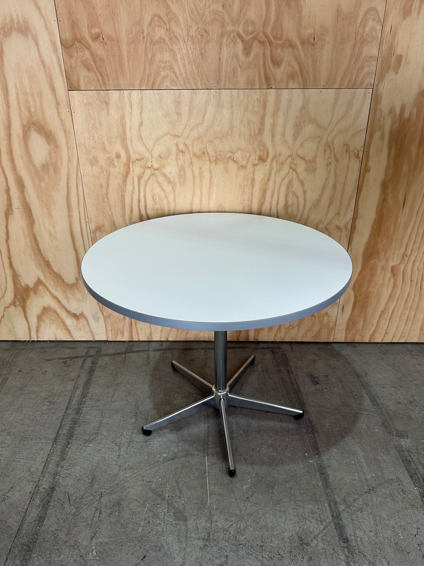 White round meeting table on 5 star chrome base