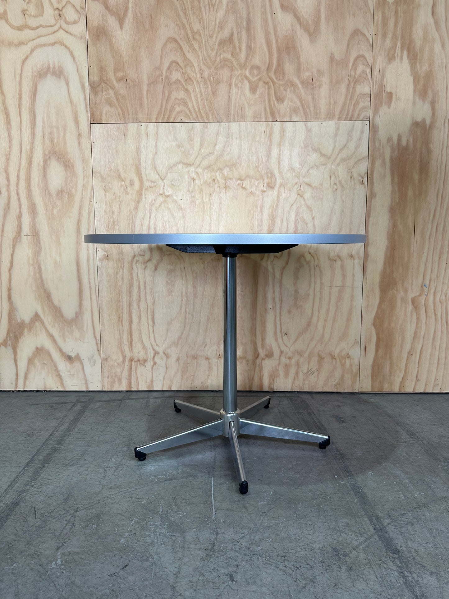 White round meeting table on 5 star chrome base