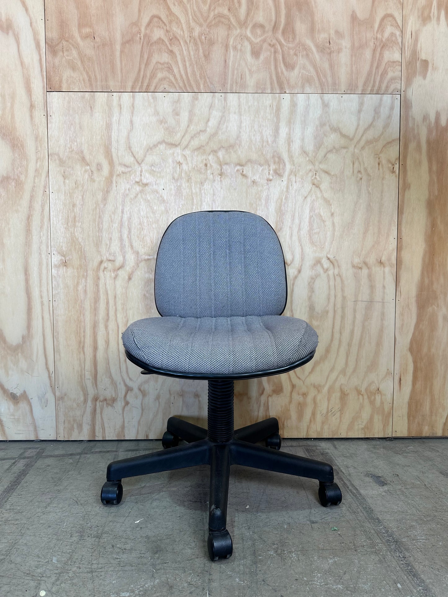 Turnco Industries Grey/pastel coloured office chair